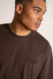 T-SHIRT OVERSIZE Z DELIKATNYM EFEKTEM SPRANIA CIEMNOBRĄZOWY - MOROTAI
