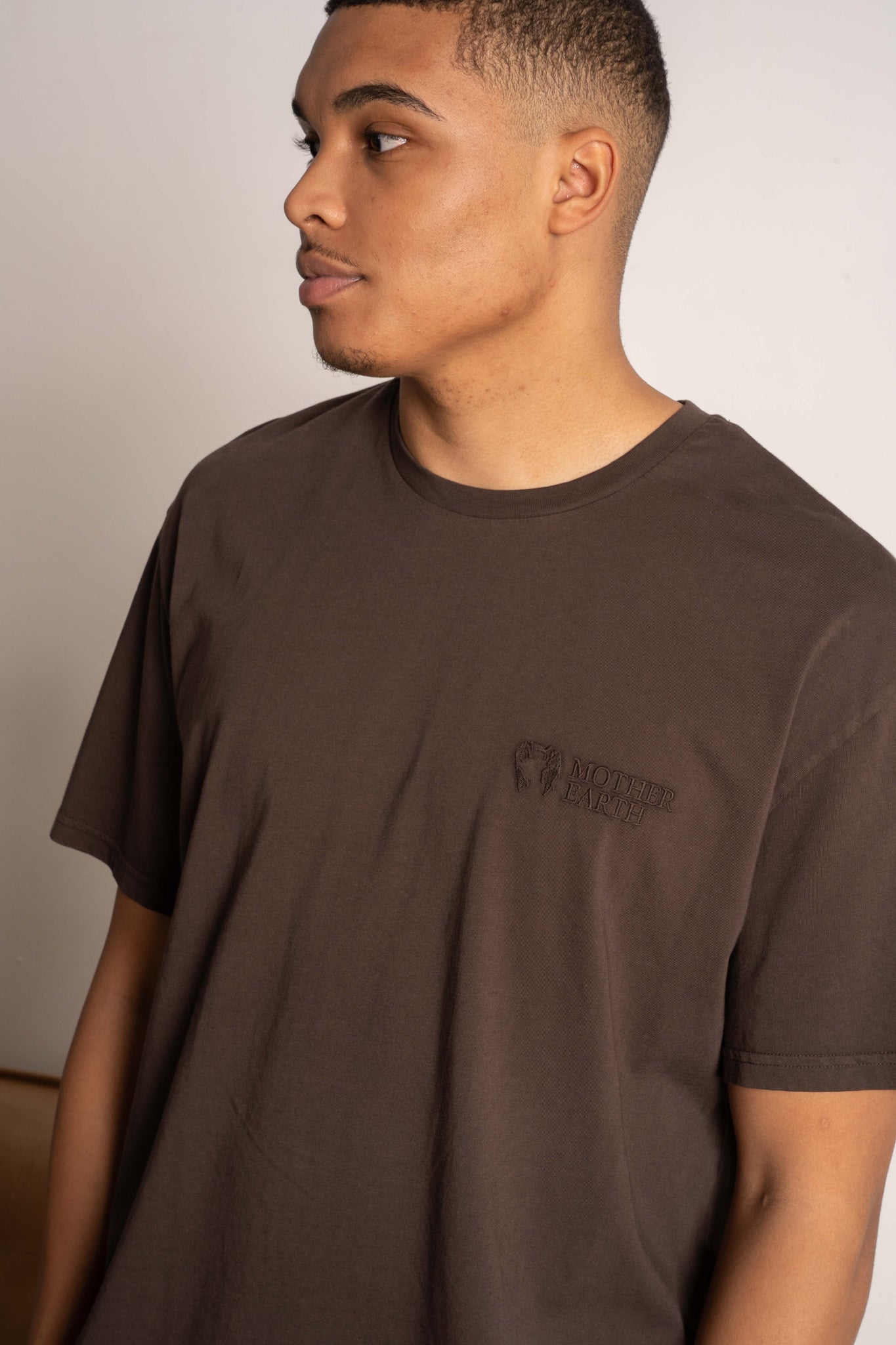 T-SHIRT OVERSIZE Z DELIKATNYM EFEKTEM SPRANIA CIEMNOBRĄZOWY - MOROTAI