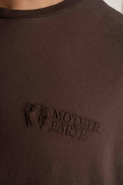 T-SHIRT OVERSIZE Z DELIKATNYM EFEKTEM SPRANIA CIEMNOBRĄZOWY - MOROTAI