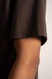 T-SHIRT OVERSIZE Z DELIKATNYM EFEKTEM SPRANIA CIEMNOBRĄZOWY - MOROTAI