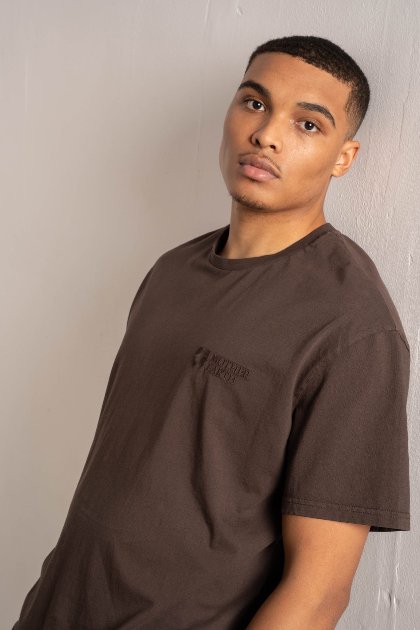 T-SHIRT OVERSIZE Z DELIKATNYM EFEKTEM SPRANIA CIEMNOBRĄZOWY - MOROTAI