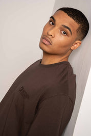 T-SHIRT OVERSIZE Z DELIKATNYM EFEKTEM SPRANIA CIEMNOBRĄZOWY - MOROTAI