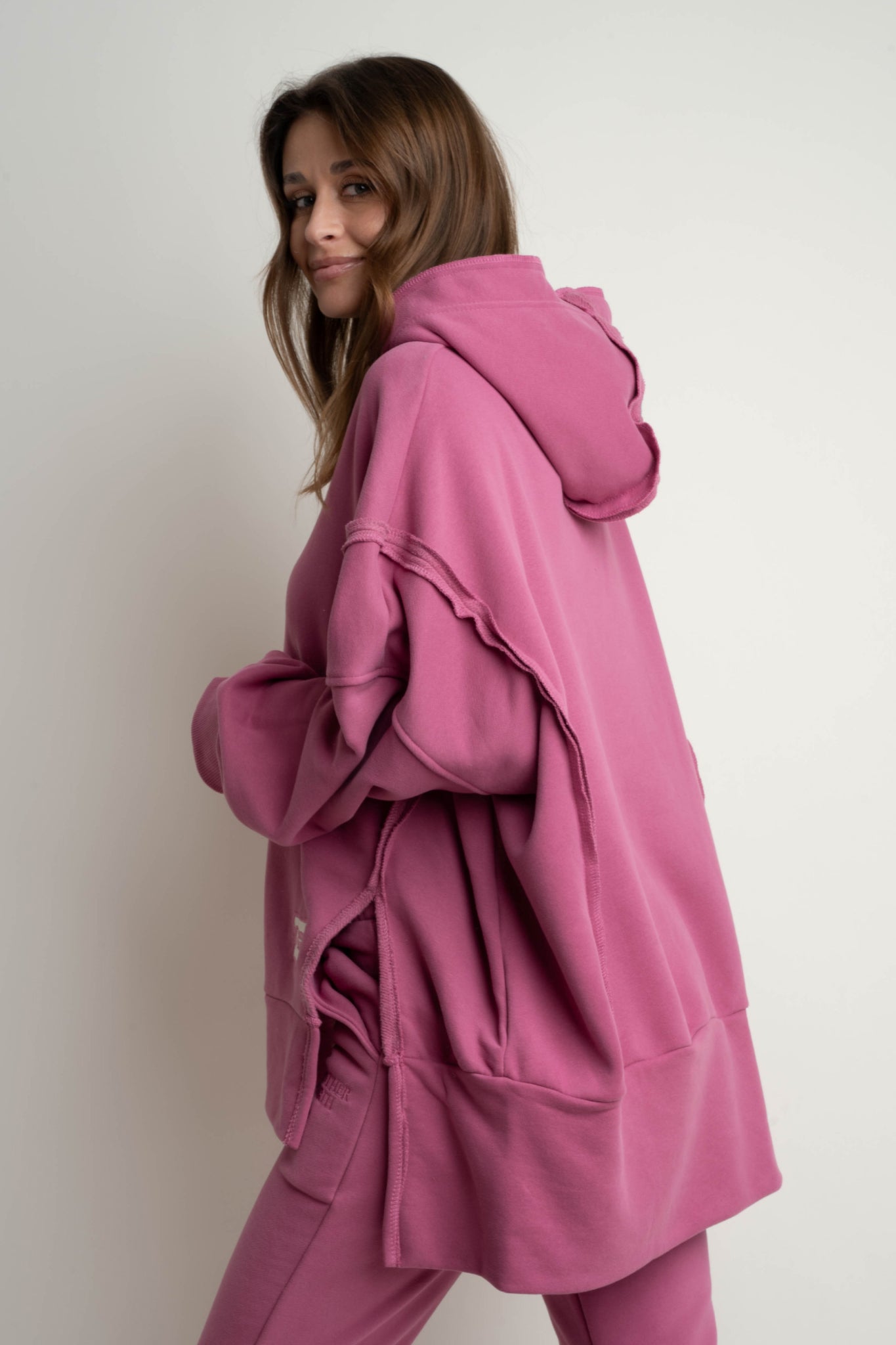 OVERSIZE HOODED SWEATSHIRT WITH SIDE SLOTS FUCHSIA - HOLA