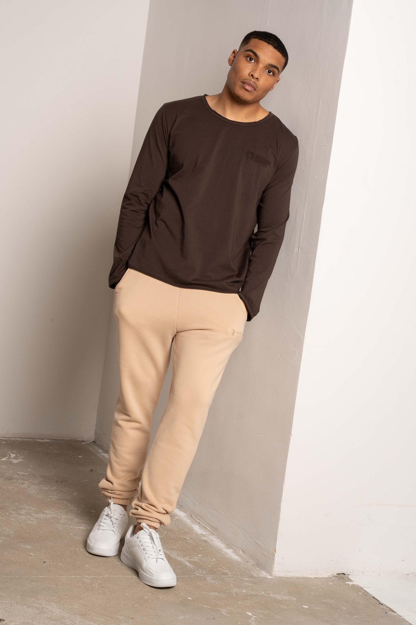 T-SHIRT OVERSIZE Z DELIKATNYM EFEKTEM SPRANIA CIEMNOBRĄZOWY - TOBALAI