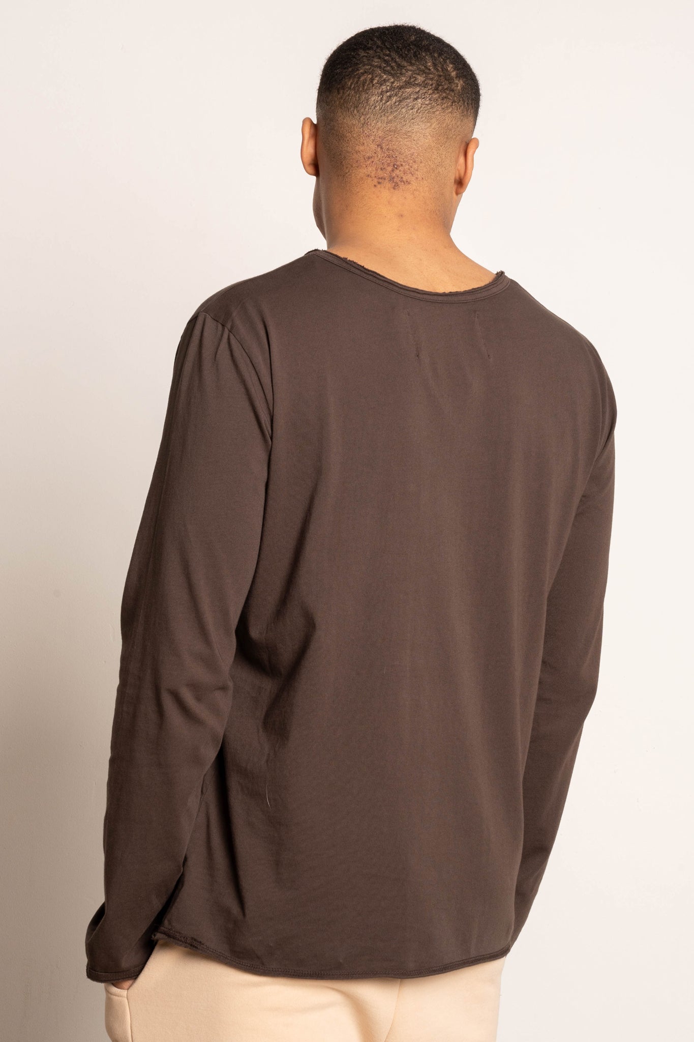 T-SHIRT OVERSIZE Z DELIKATNYM EFEKTEM SPRANIA CIEMNOBRĄZOWY - TOBALAI