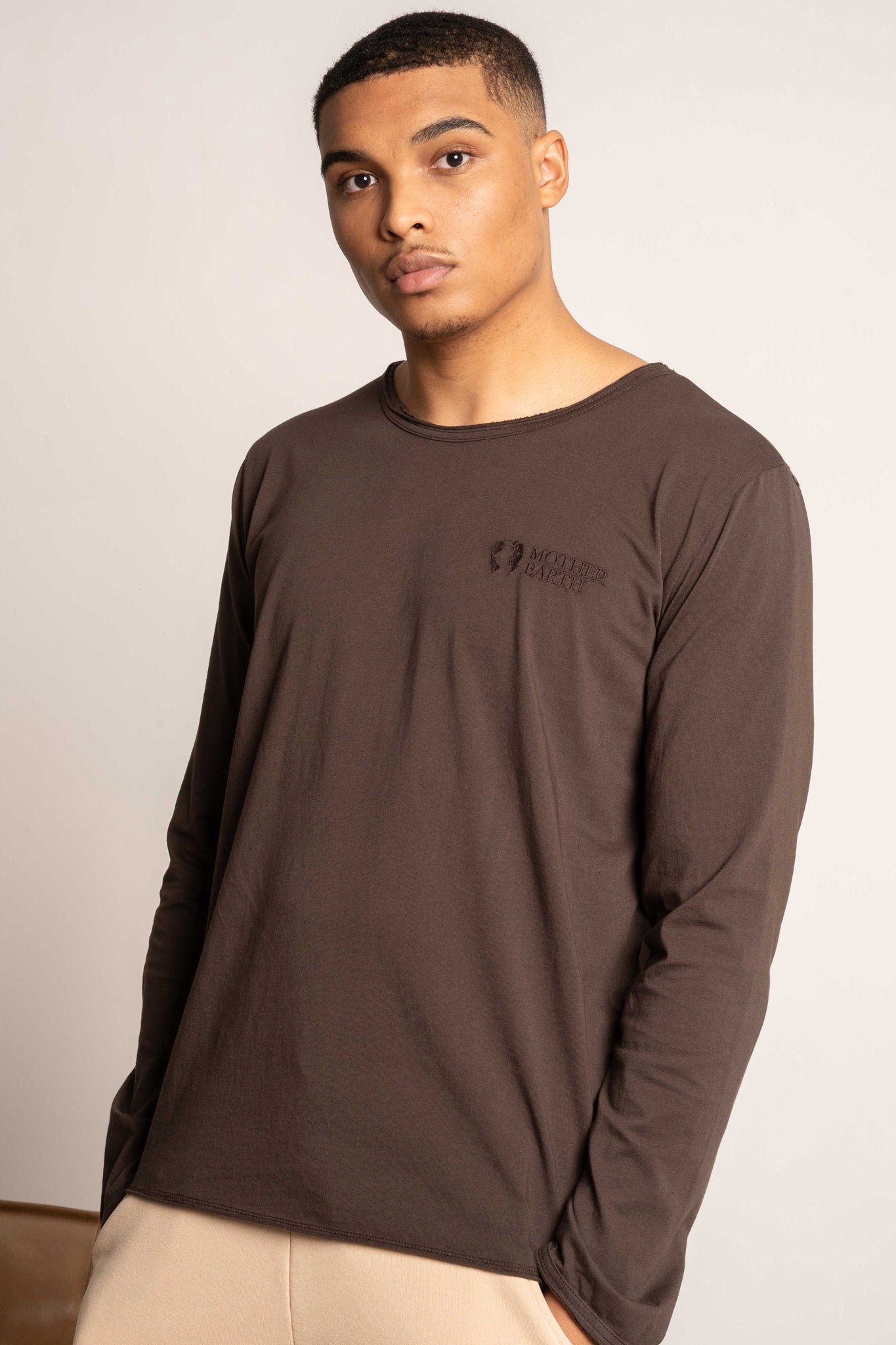 T-SHIRT OVERSIZE Z DELIKATNYM EFEKTEM SPRANIA CIEMNOBRĄZOWY - TOBALAI