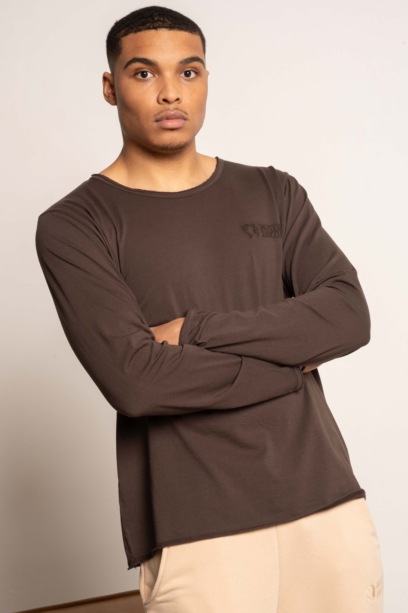 T-SHIRT OVERSIZE Z DELIKATNYM EFEKTEM SPRANIA CIEMNOBRĄZOWY - TOBALAI