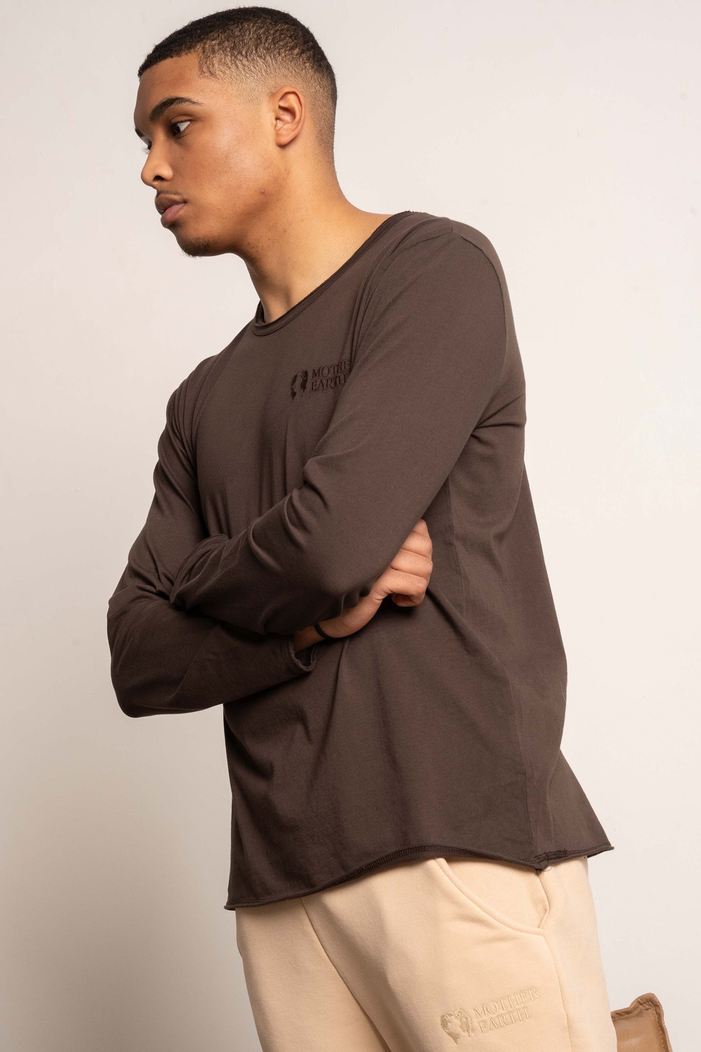 T-SHIRT OVERSIZE Z DELIKATNYM EFEKTEM SPRANIA CIEMNOBRĄZOWY - TOBALAI