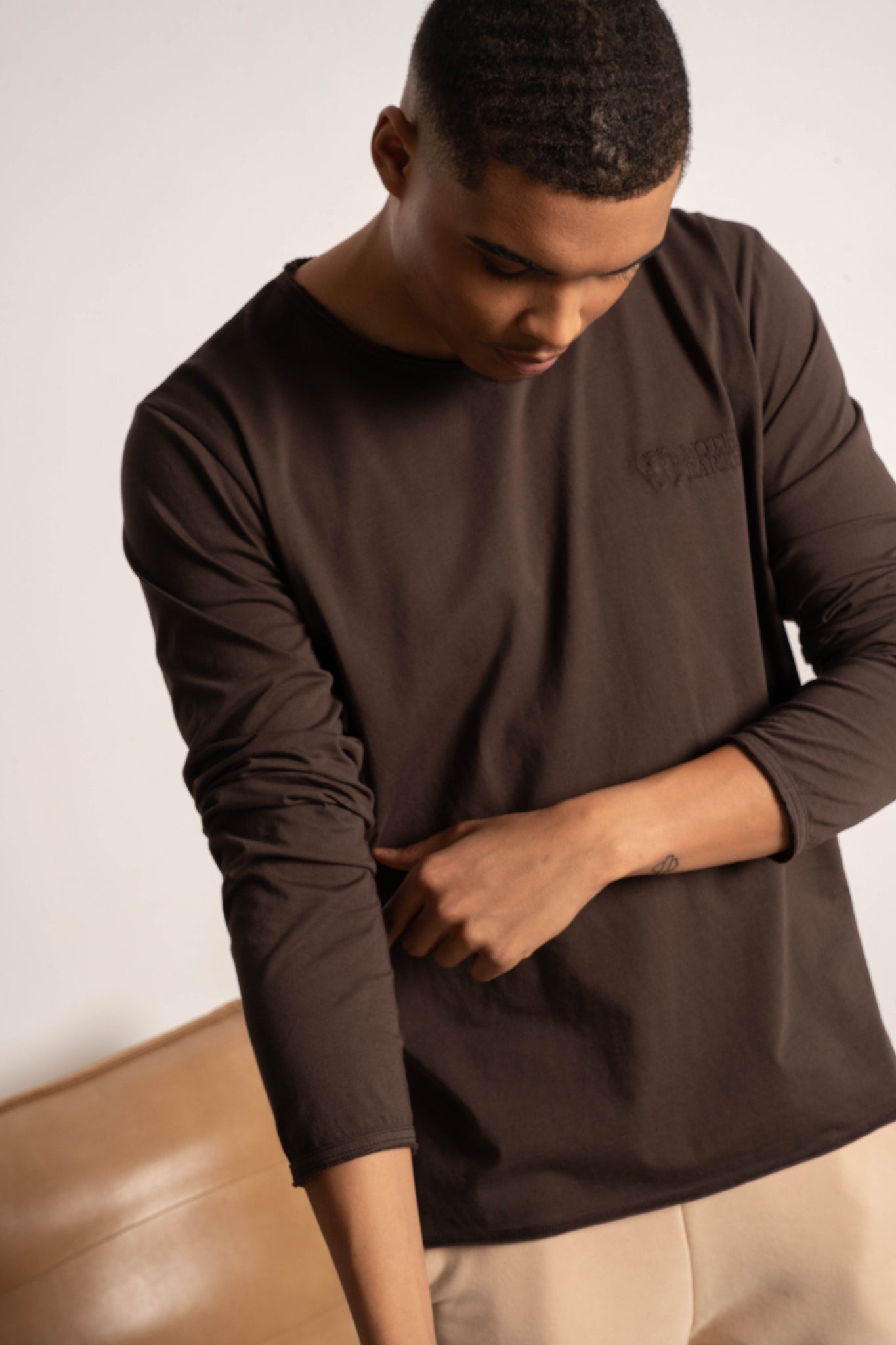 T-SHIRT OVERSIZE Z DELIKATNYM EFEKTEM SPRANIA CIEMNOBRĄZOWY - TOBALAI