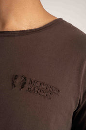 T-SHIRT OVERSIZE Z DELIKATNYM EFEKTEM SPRANIA CIEMNOBRĄZOWY - TOBALAI