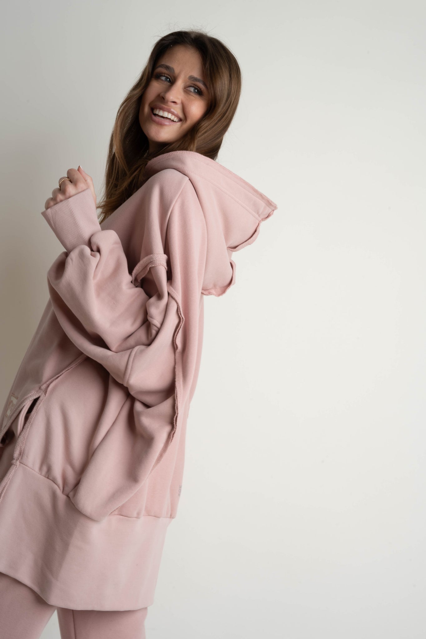 OVERSIZE HOODED SWEATSHIRT WITH SIDE SLOTS LIGHT PINK - HOLA