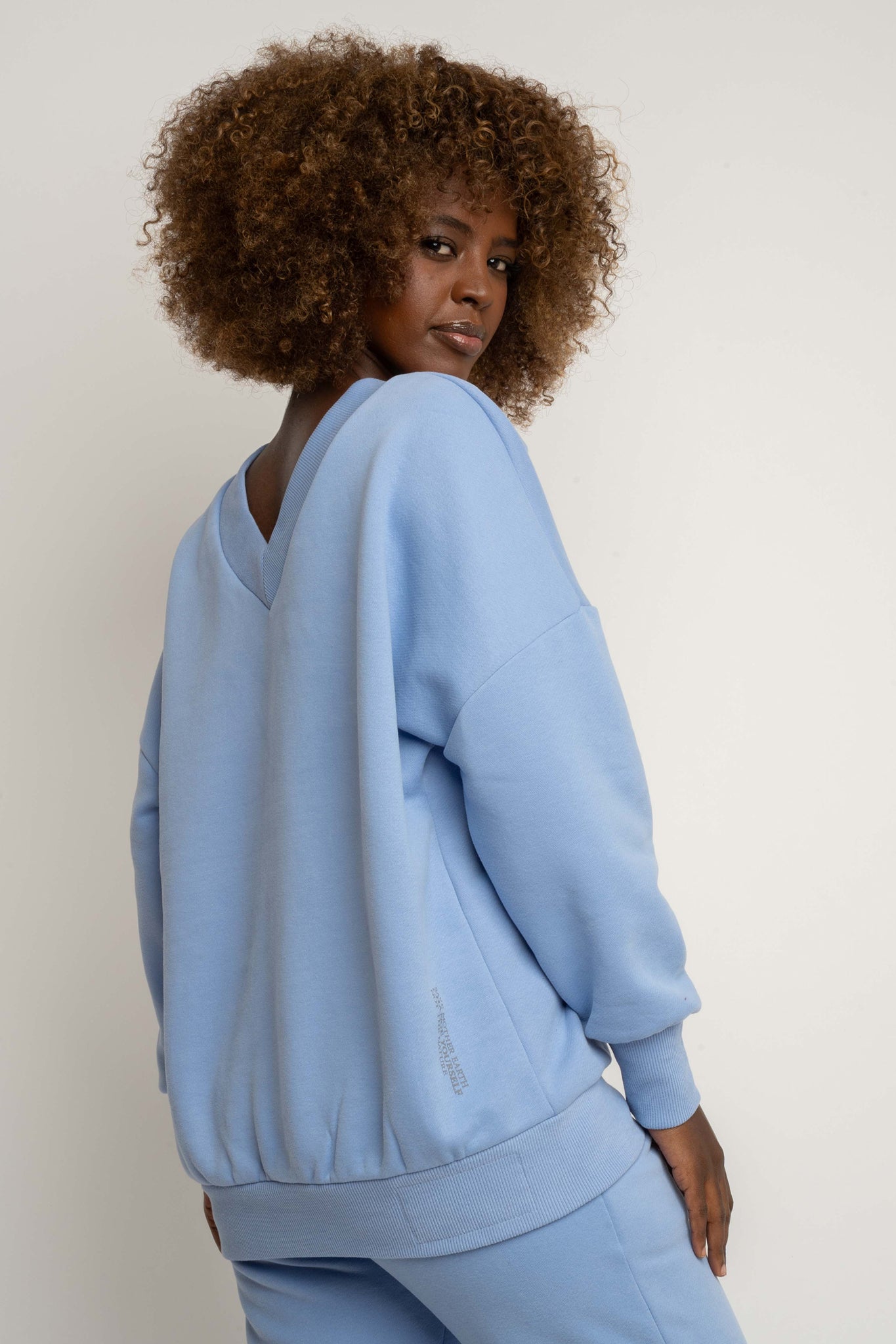 BLUZA Z DEKOLTEM OVERSIZE BŁĘKITNA - BISCOE