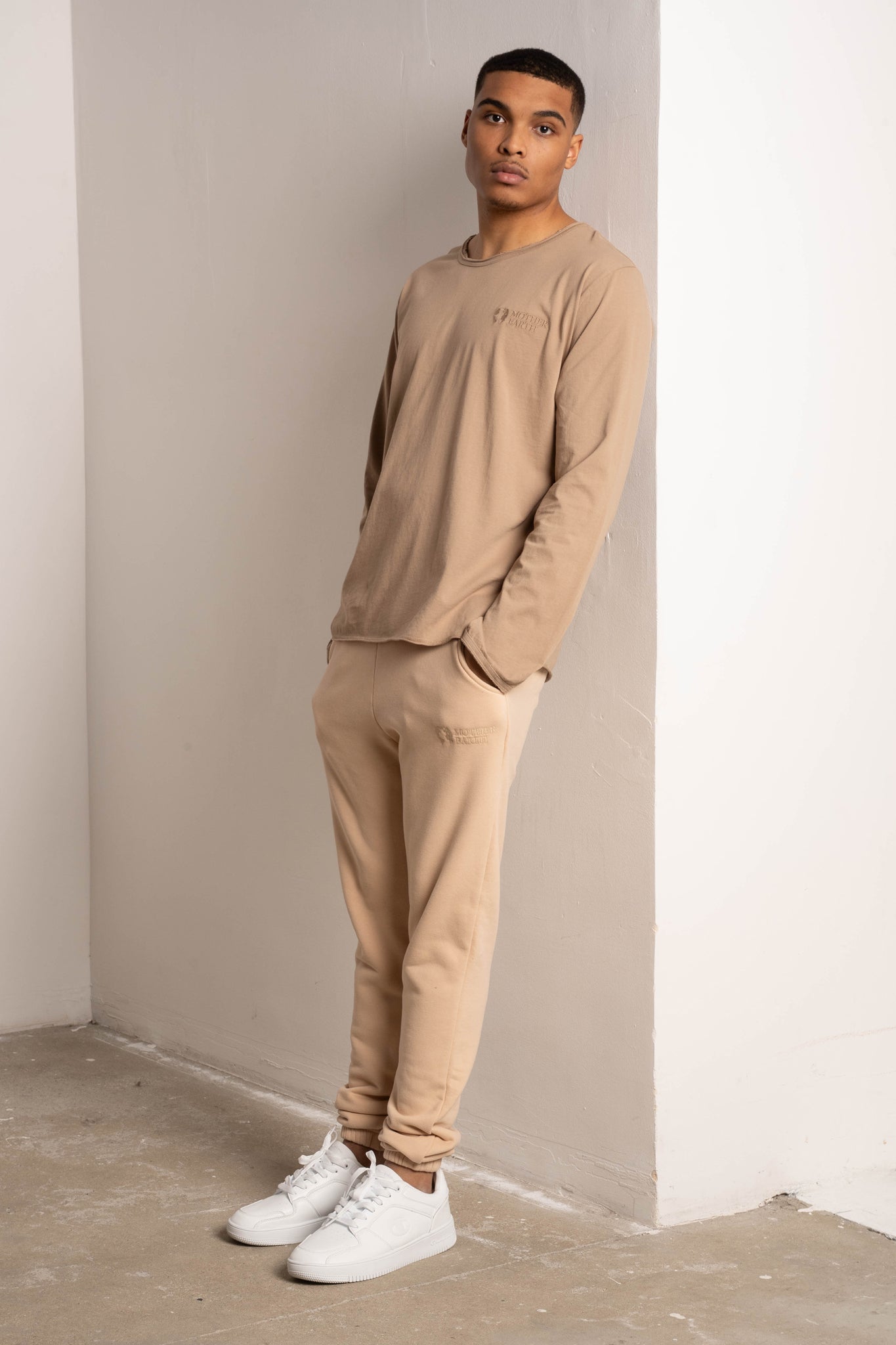 T-SHIRT OVERSIZE Z DELIKATNYM EFEKTEM SPRANIA BEŻOWY - TOBALAI