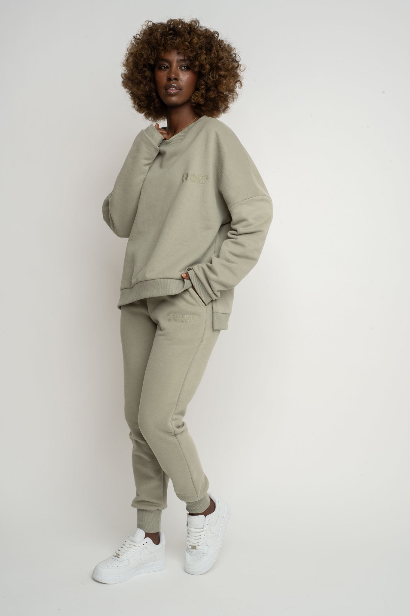 BLUZA O KROJU REGULAR FIT Z DŁUŻSZYM TYŁEM OLIWKOWA - COOK