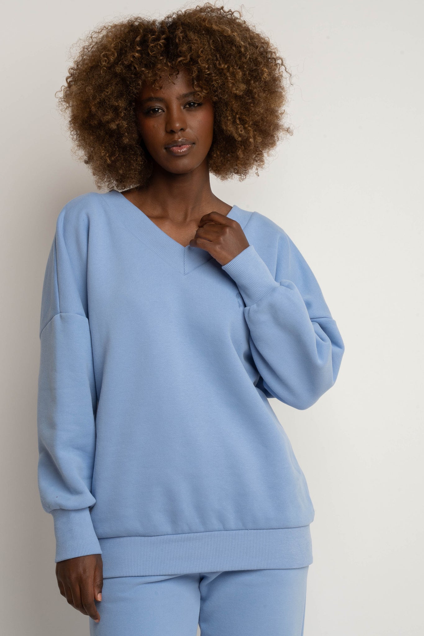 BLUZA Z DEKOLTEM OVERSIZE BŁĘKITNA - BISCOE