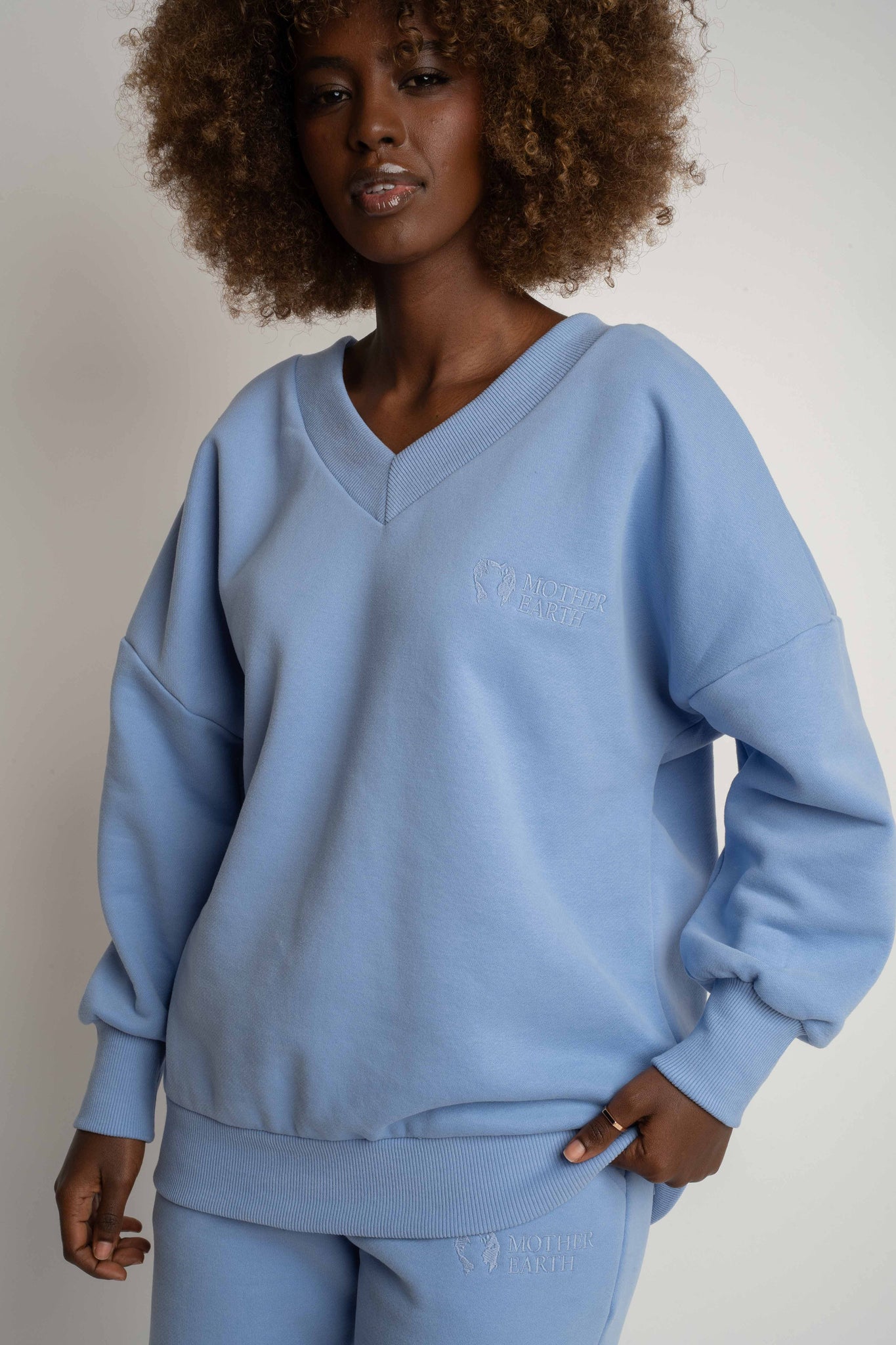 BLUZA Z DEKOLTEM OVERSIZE BŁĘKITNA - BISCOE