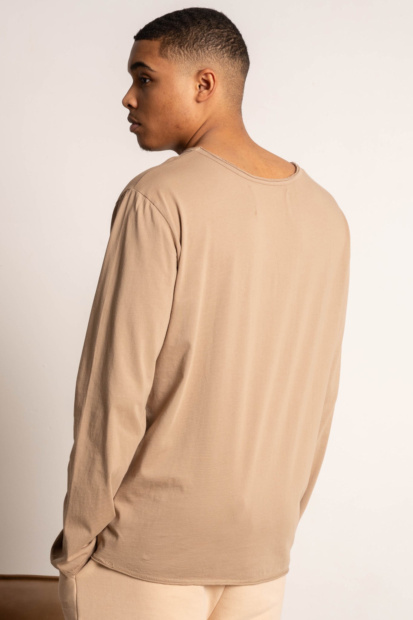 T-SHIRT OVERSIZE Z DELIKATNYM EFEKTEM SPRANIA BEŻOWY - TOBALAI