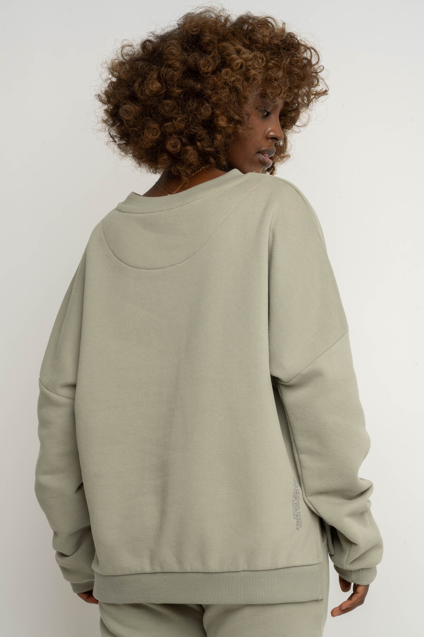 BLUZA O KROJU REGULAR FIT Z DŁUŻSZYM TYŁEM OLIWKOWA - COOK