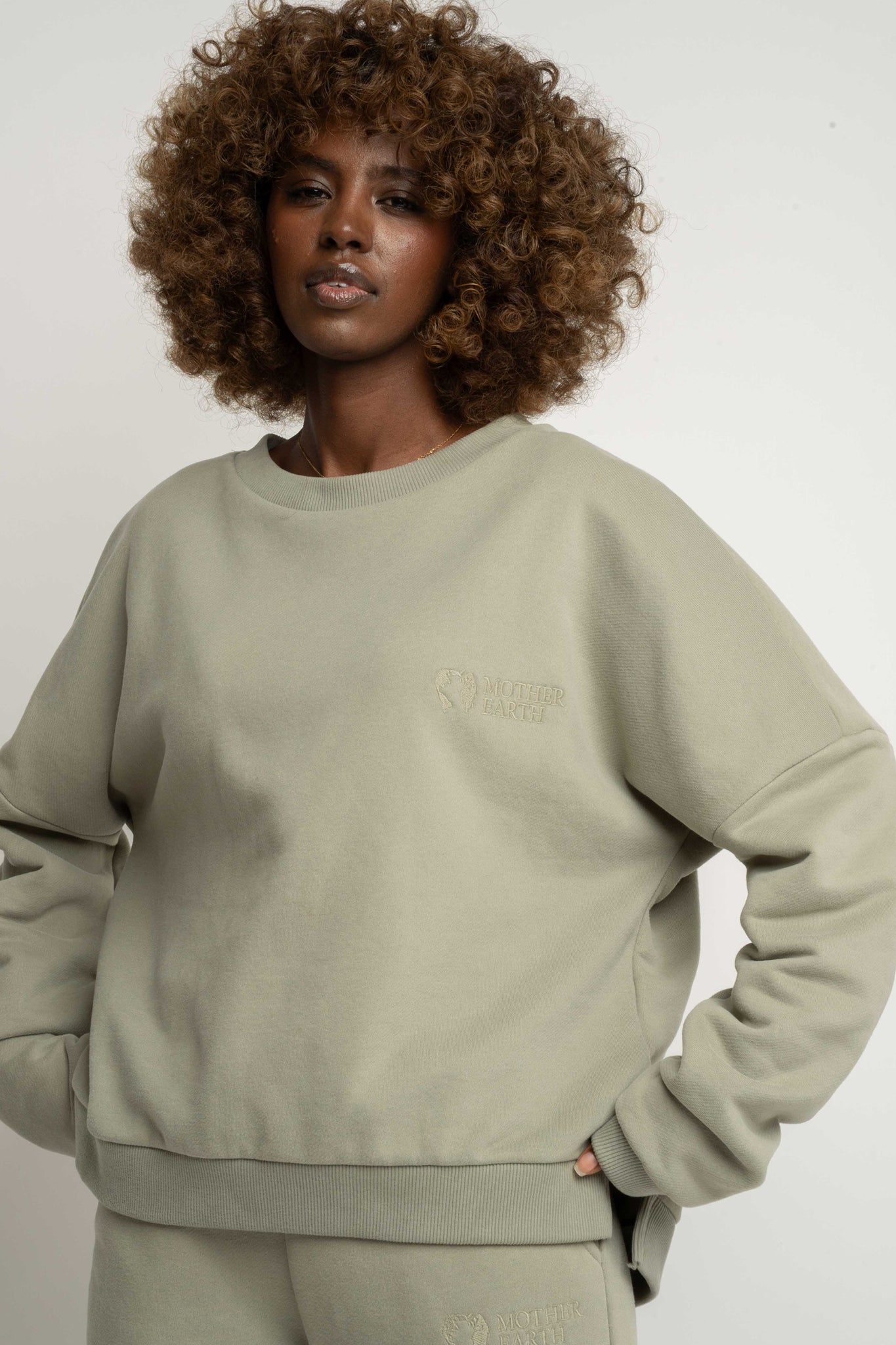 BLUZA O KROJU REGULAR FIT Z DŁUŻSZYM TYŁEM OLIWKOWA - COOK