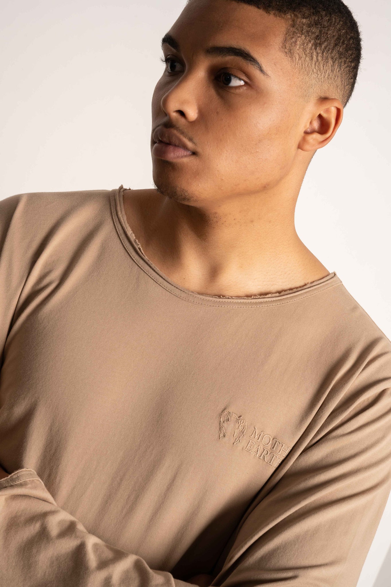 T-SHIRT OVERSIZE Z DELIKATNYM EFEKTEM SPRANIA BEŻOWY - TOBALAI