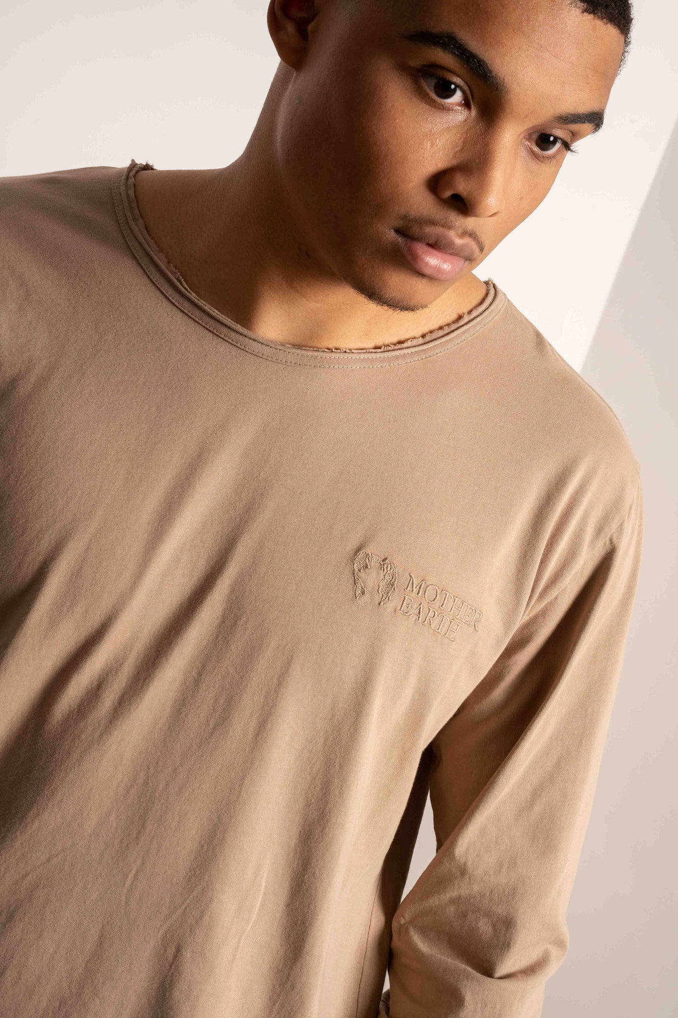 T-SHIRT OVERSIZE Z DELIKATNYM EFEKTEM SPRANIA BEŻOWY - TOBALAI