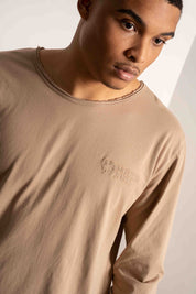 T-SHIRT OVERSIZE Z DELIKATNYM EFEKTEM SPRANIA BEŻOWY - TOBALAI