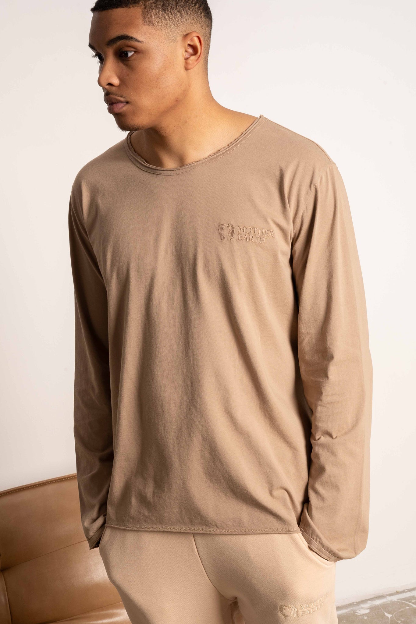 T-SHIRT OVERSIZE Z DELIKATNYM EFEKTEM SPRANIA BEŻOWY - TOBALAI