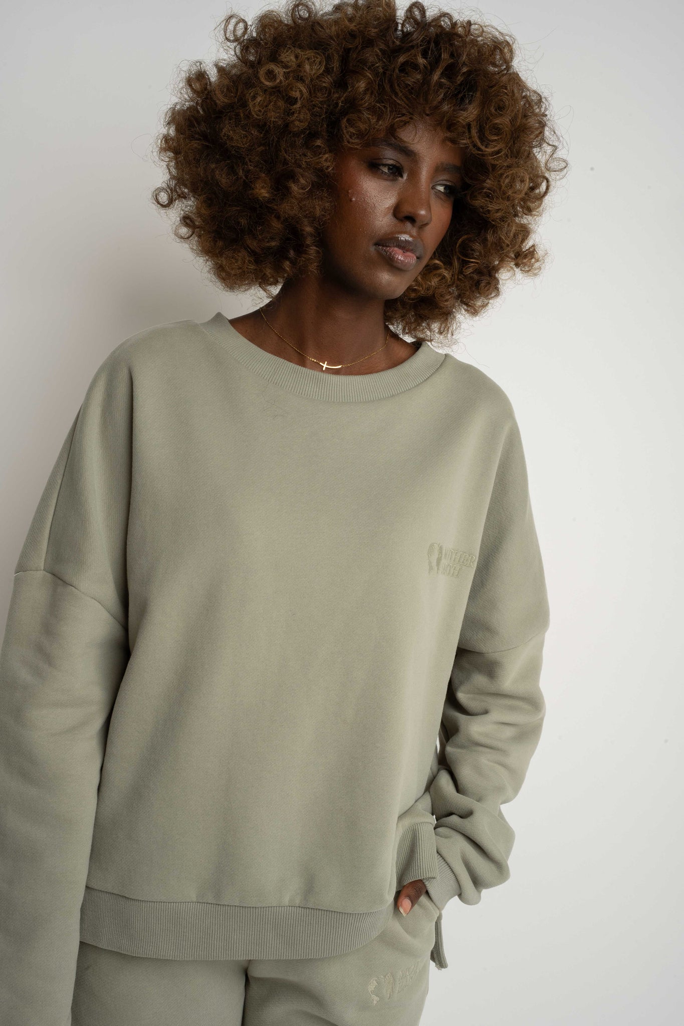 BLUZA O KROJU REGULAR FIT Z DŁUŻSZYM TYŁEM OLIWKOWA - COOK