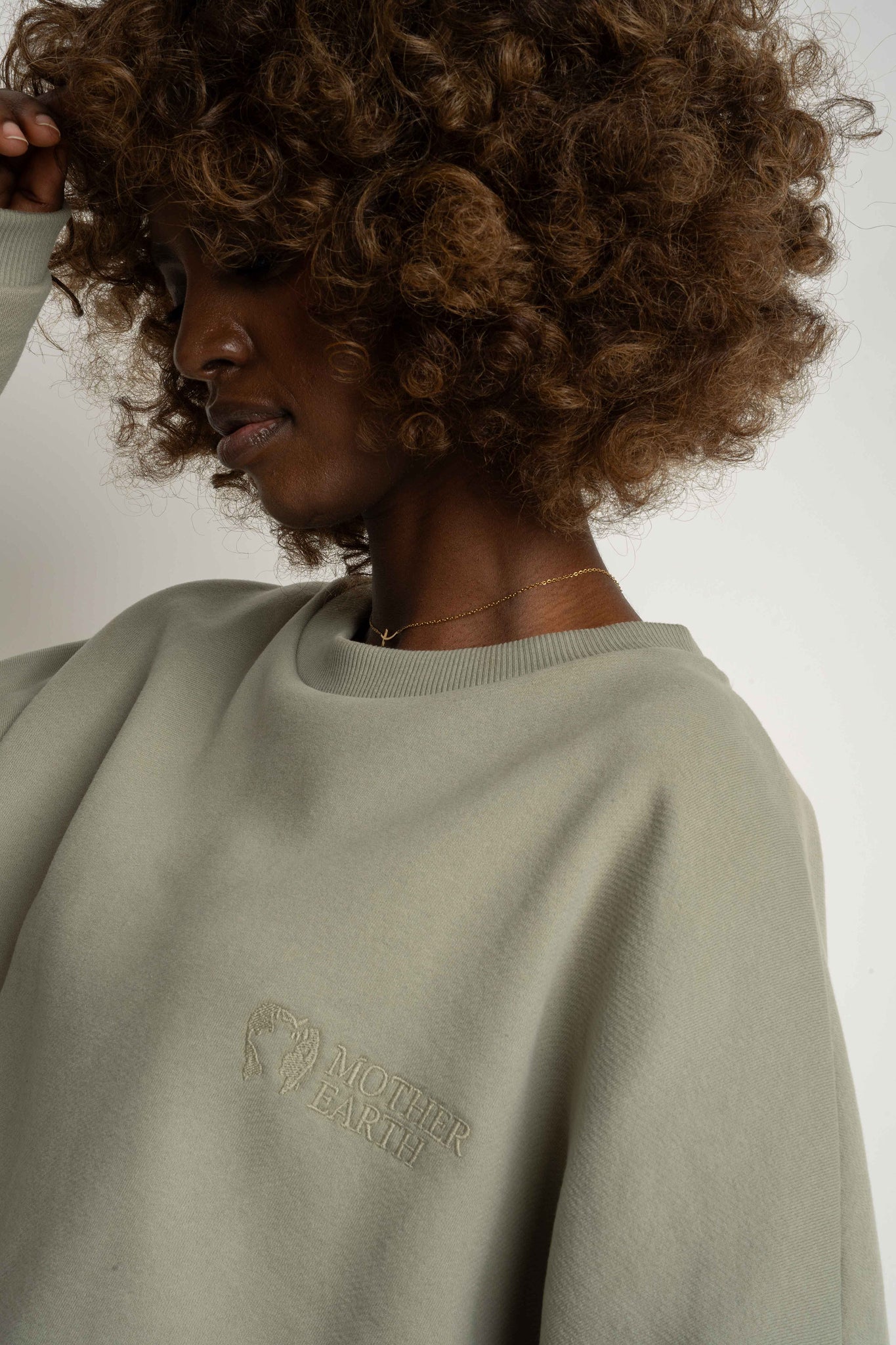 BLUZA O KROJU REGULAR FIT Z DŁUŻSZYM TYŁEM OLIWKOWA - COOK