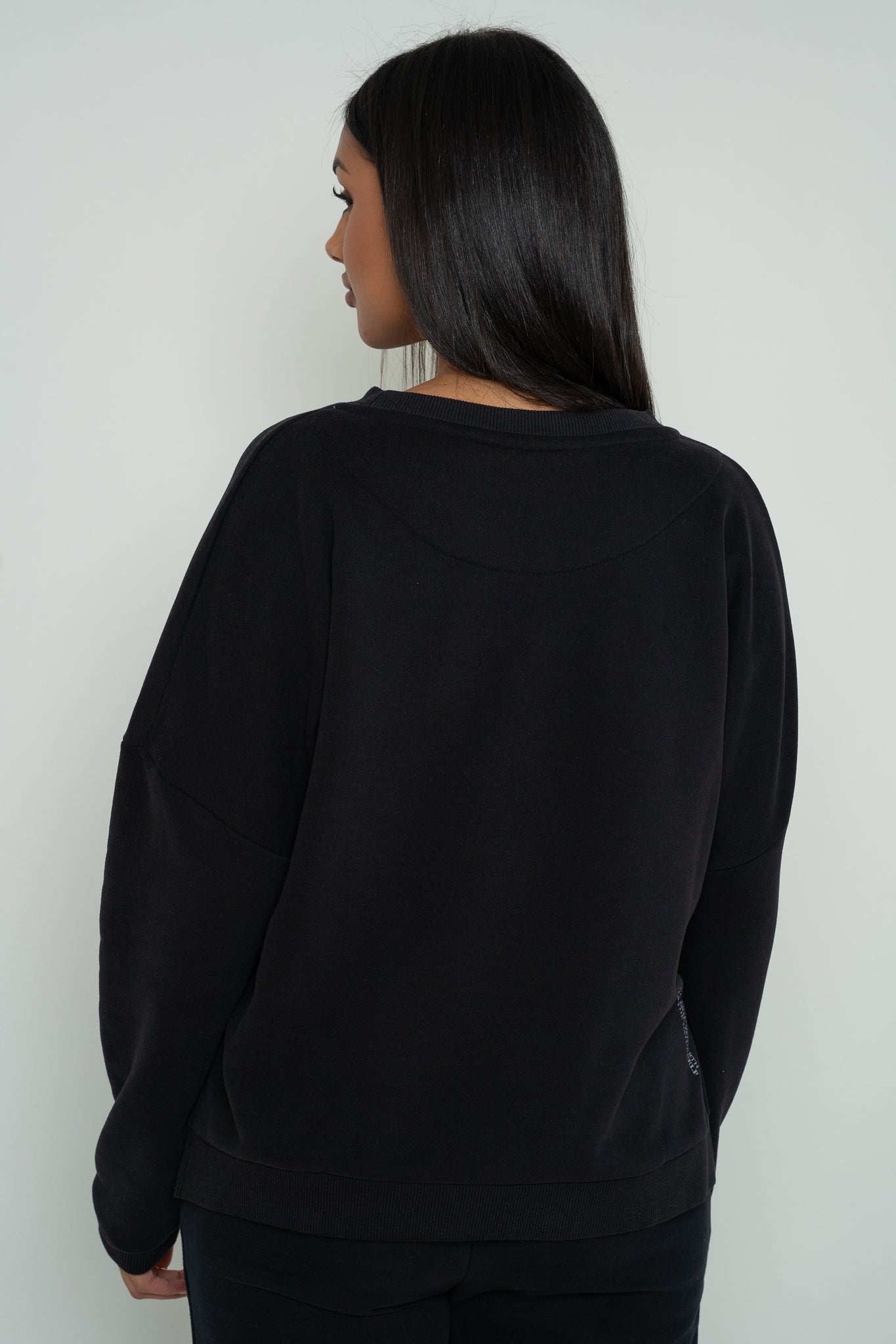 BLUZA O KROJU REGULAR FIT Z DŁUŻSZYM TYŁEM CZARNA - COOK