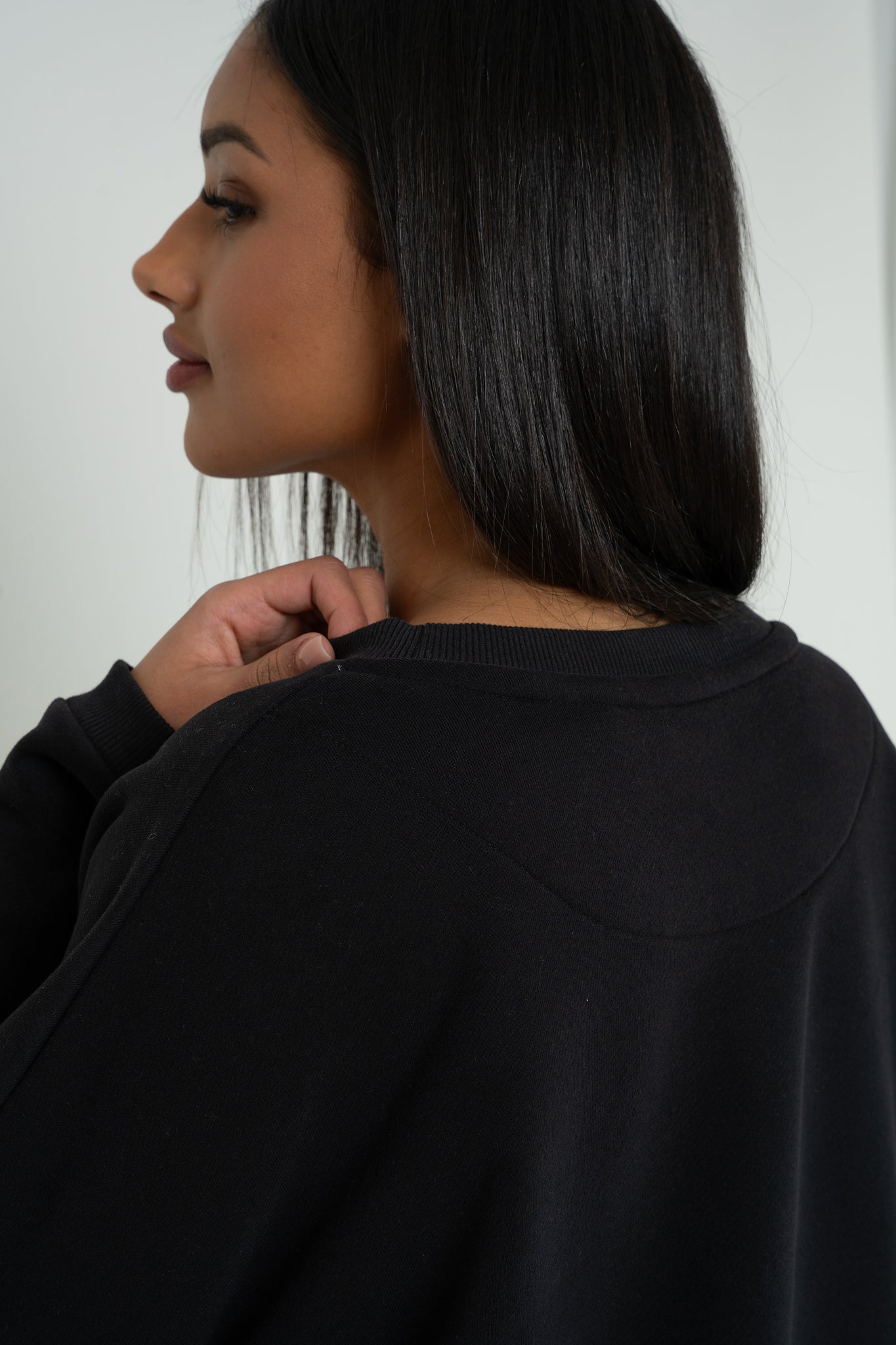 BLUZA O KROJU REGULAR FIT Z DŁUŻSZYM TYŁEM CZARNA - COOK