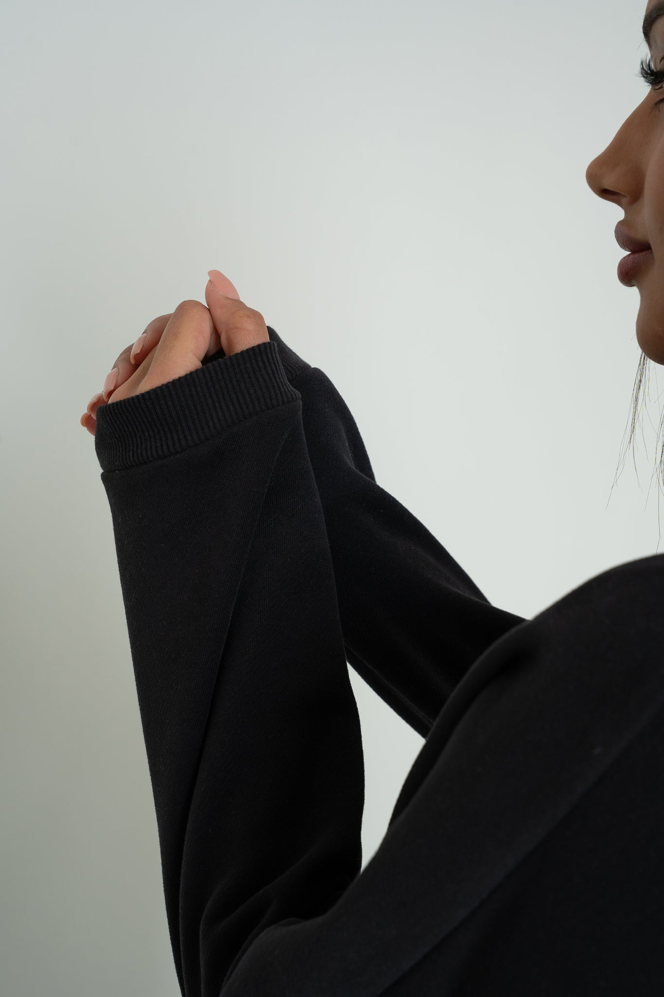 BLUZA O KROJU REGULAR FIT Z DŁUŻSZYM TYŁEM CZARNA - COOK