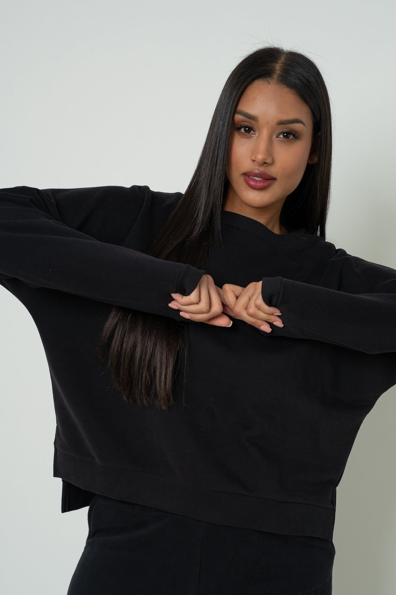 BLUZA O KROJU REGULAR FIT Z DŁUŻSZYM TYŁEM CZARNA - COOK