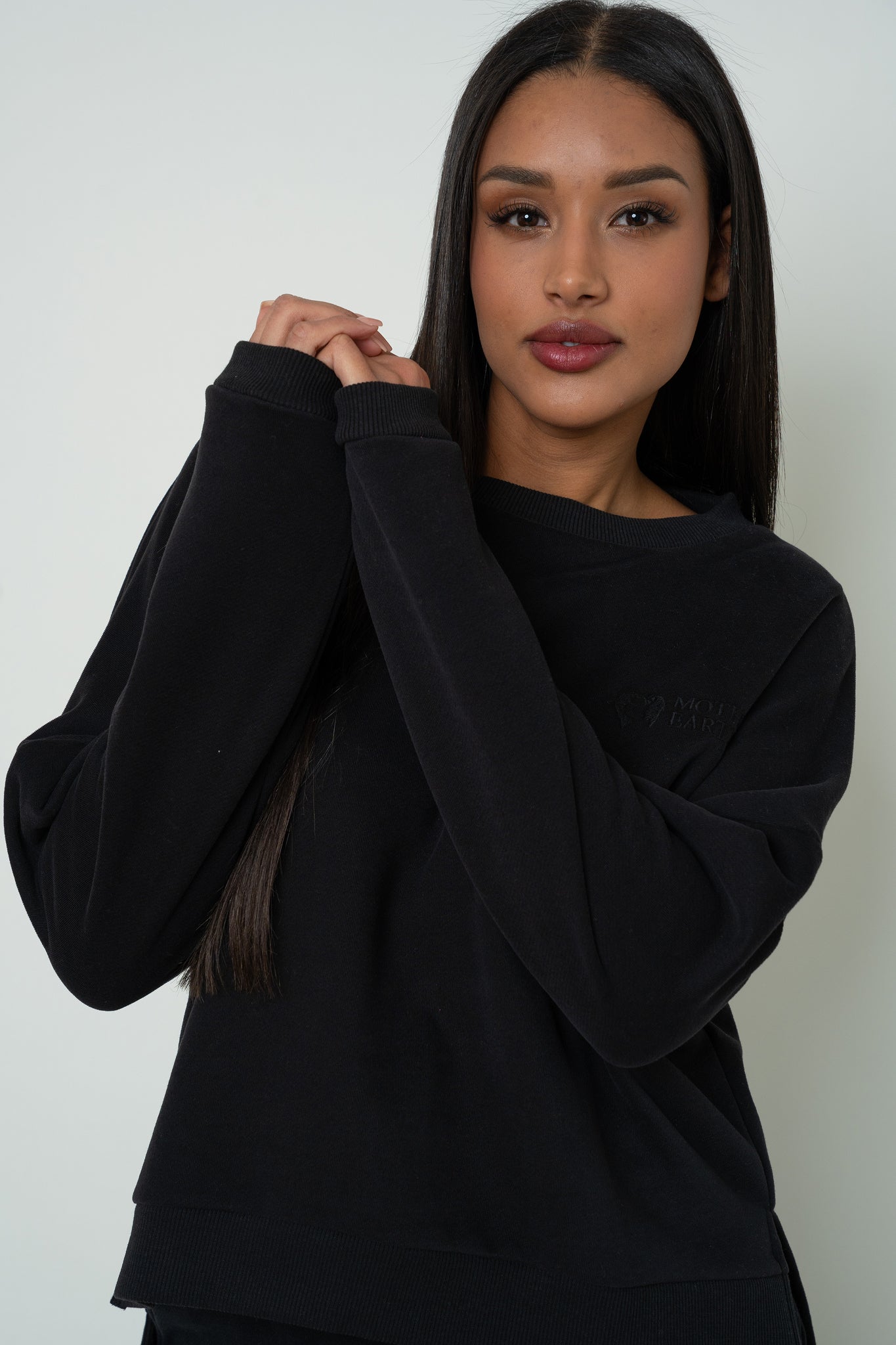 BLUZA O KROJU REGULAR FIT Z DŁUŻSZYM TYŁEM CZARNA - COOK