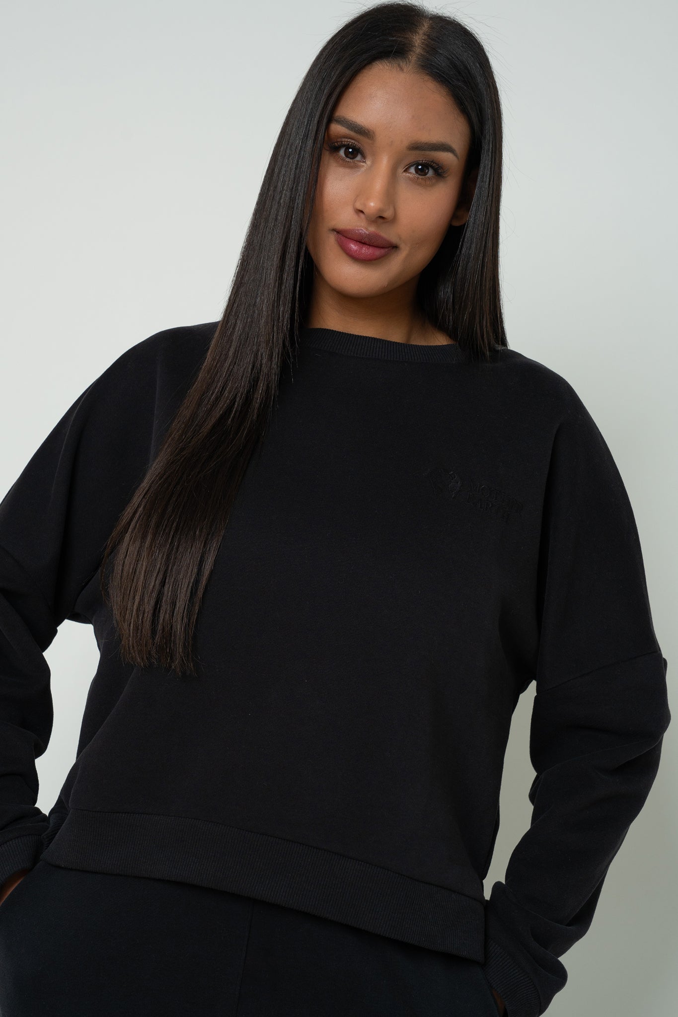 BLUZA O KROJU REGULAR FIT Z DŁUŻSZYM TYŁEM CZARNA - COOK