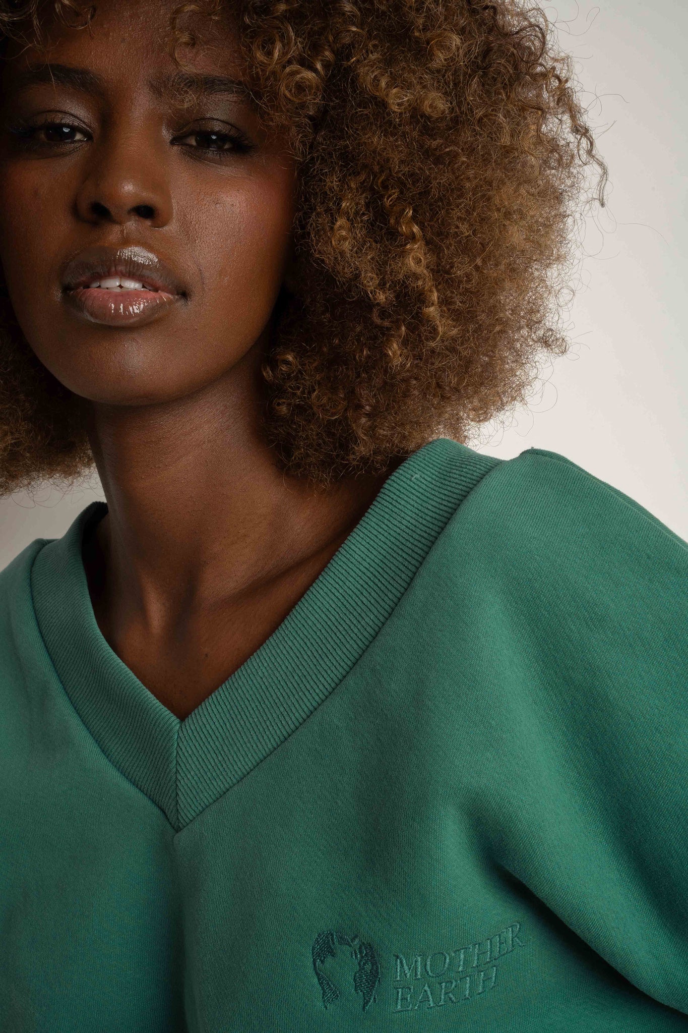 BLUZA Z DEKOLTEM OVERSIZE ZIELONA - BISCOE