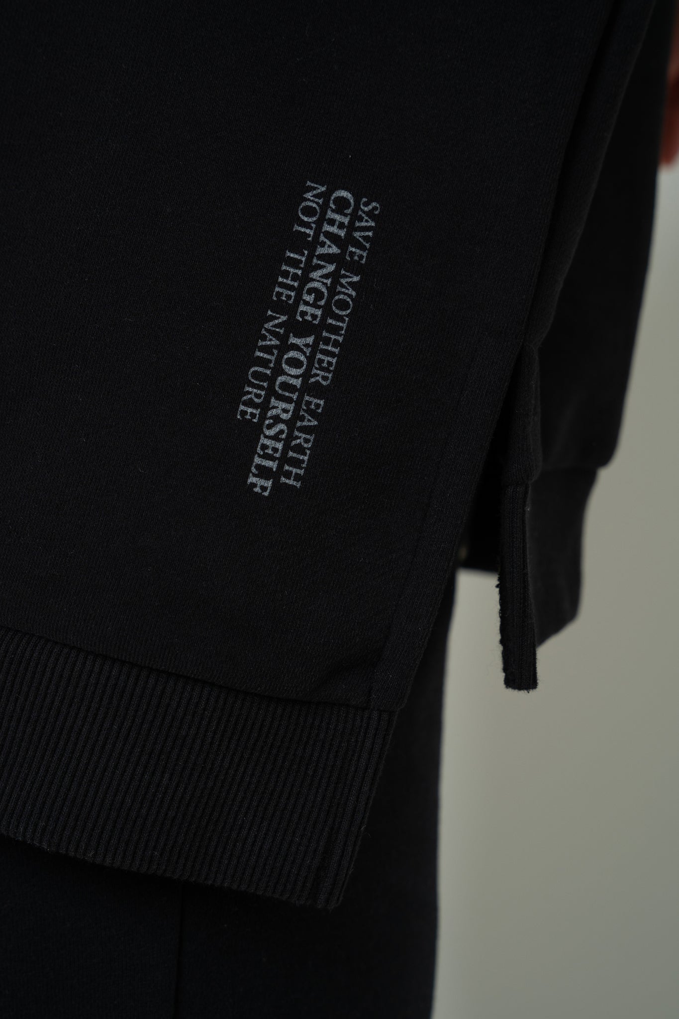 BLUZA O KROJU REGULAR FIT Z DŁUŻSZYM TYŁEM CZARNA - COOK