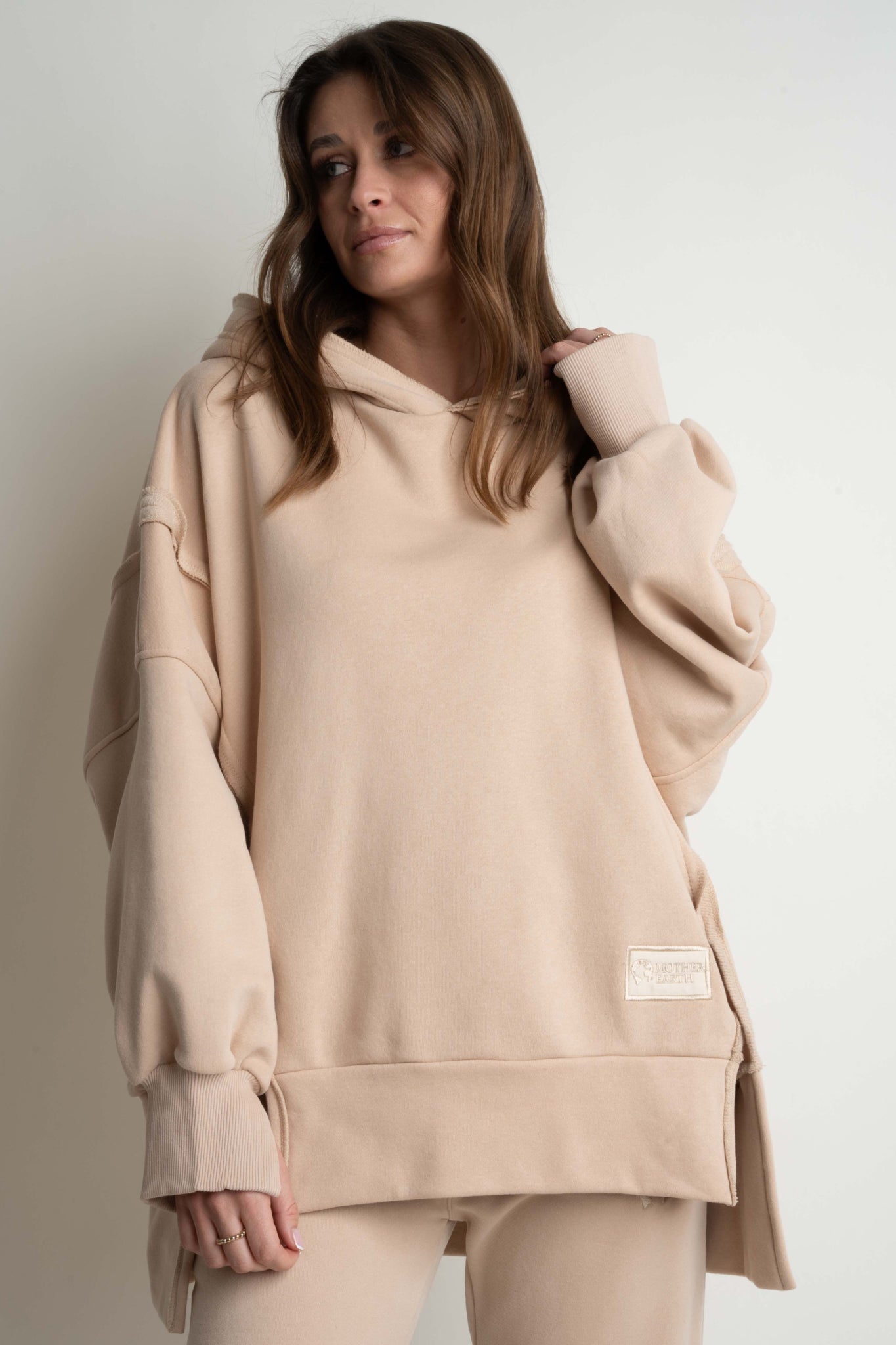 OVERSIZE HOODED SWEATSHIRT WITH SIDE SLOTS BEIGE - HOLA