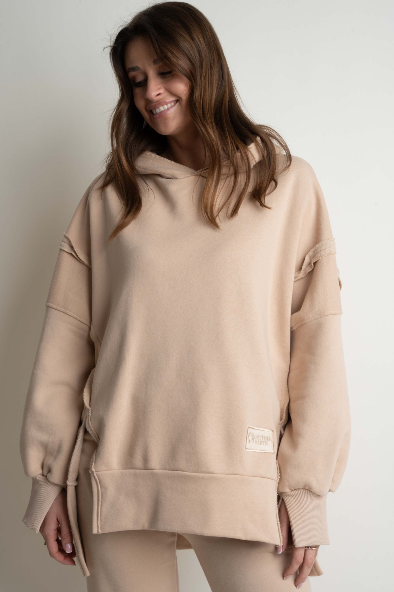 OVERSIZE HOODED SWEATSHIRT WITH SIDE SLOTS BEIGE - HOLA