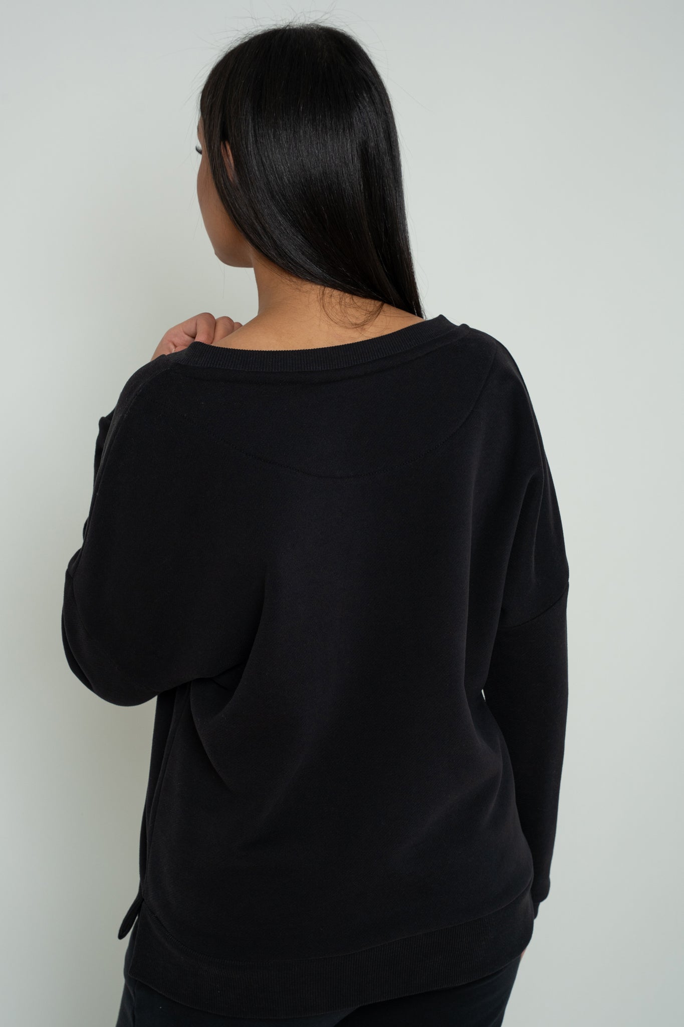 BLUZA OVERSIZE Z SZEROKIM DEKOLTEM CZARNA - MULL