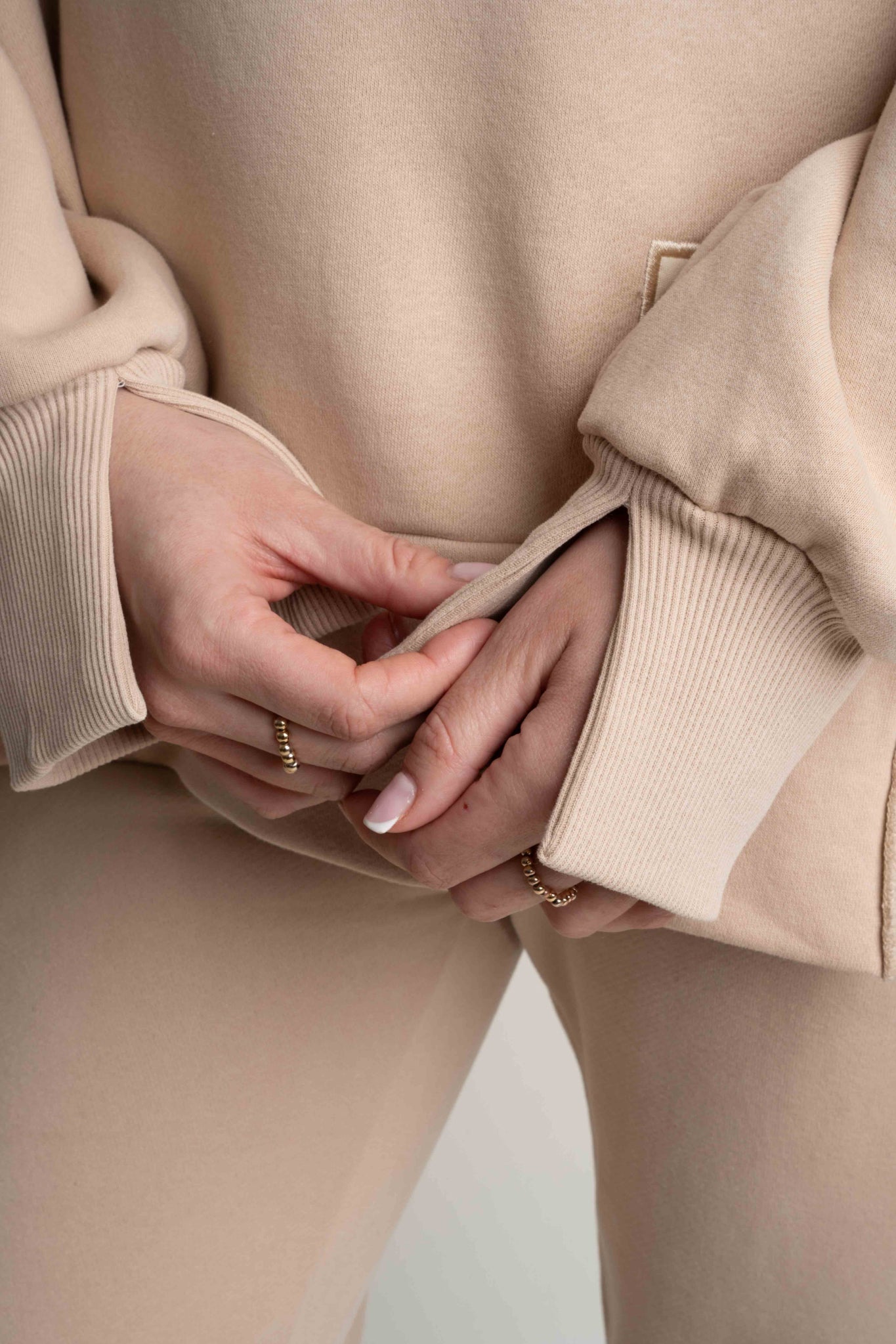 damska bluza z rozcięciami. 