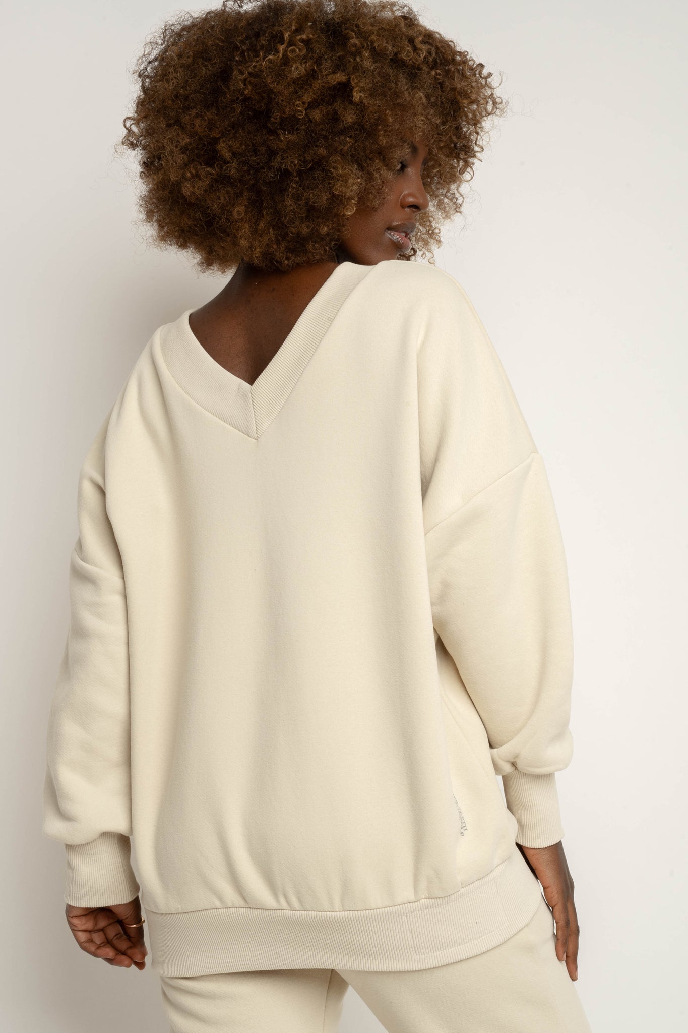 BLUZA Z DEKOLTEM OVERSIZE JASNOBEŻOWA - BISCOE