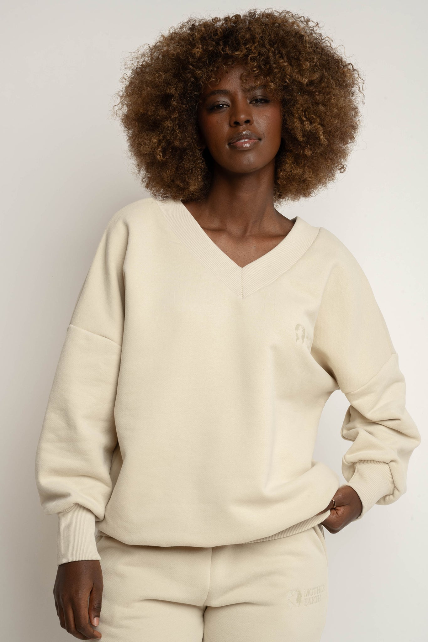 BLUZA Z DEKOLTEM OVERSIZE JASNOBEŻOWA - BISCOE