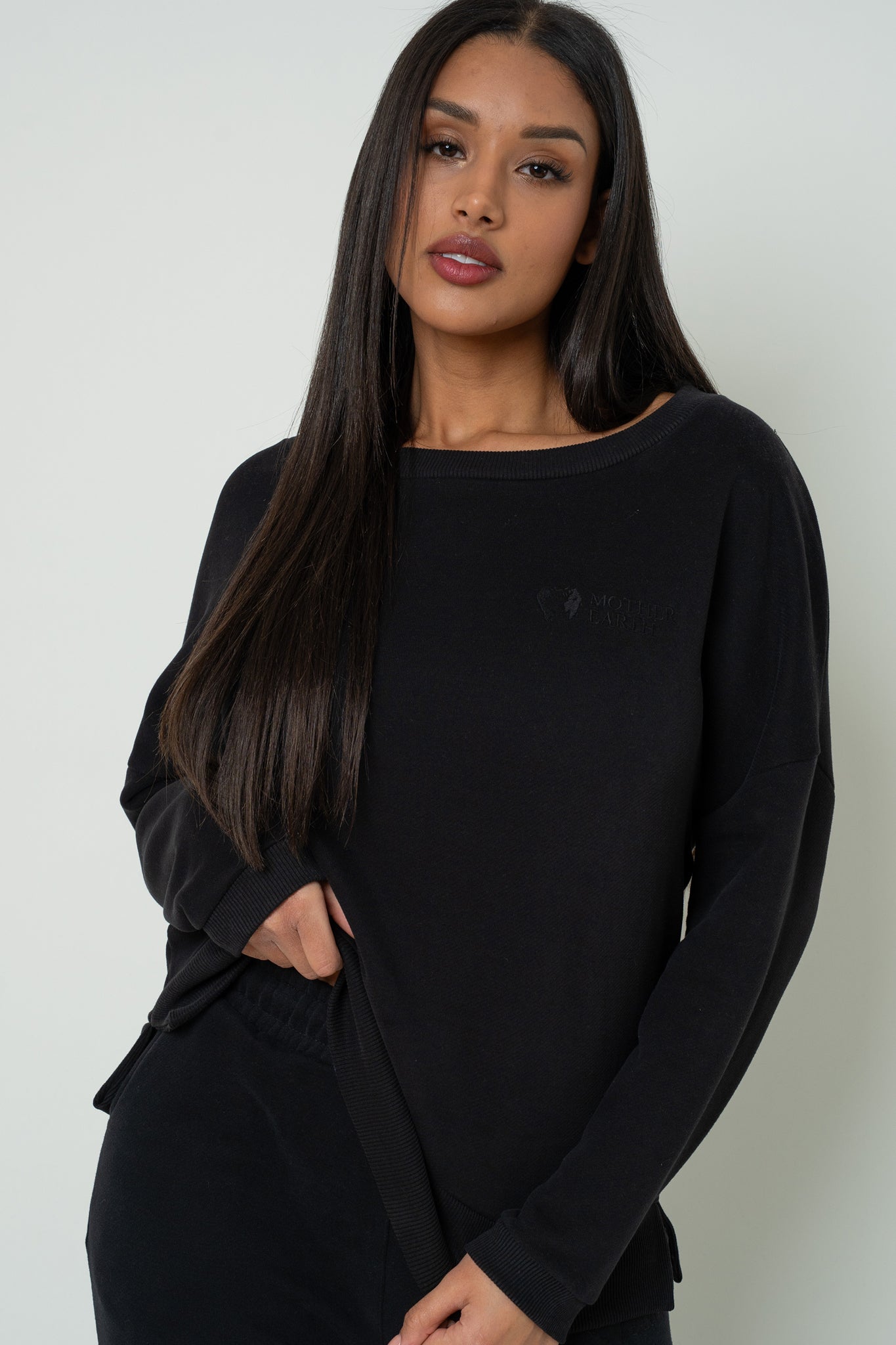 BLUZA OVERSIZE Z SZEROKIM DEKOLTEM CZARNA - MULL