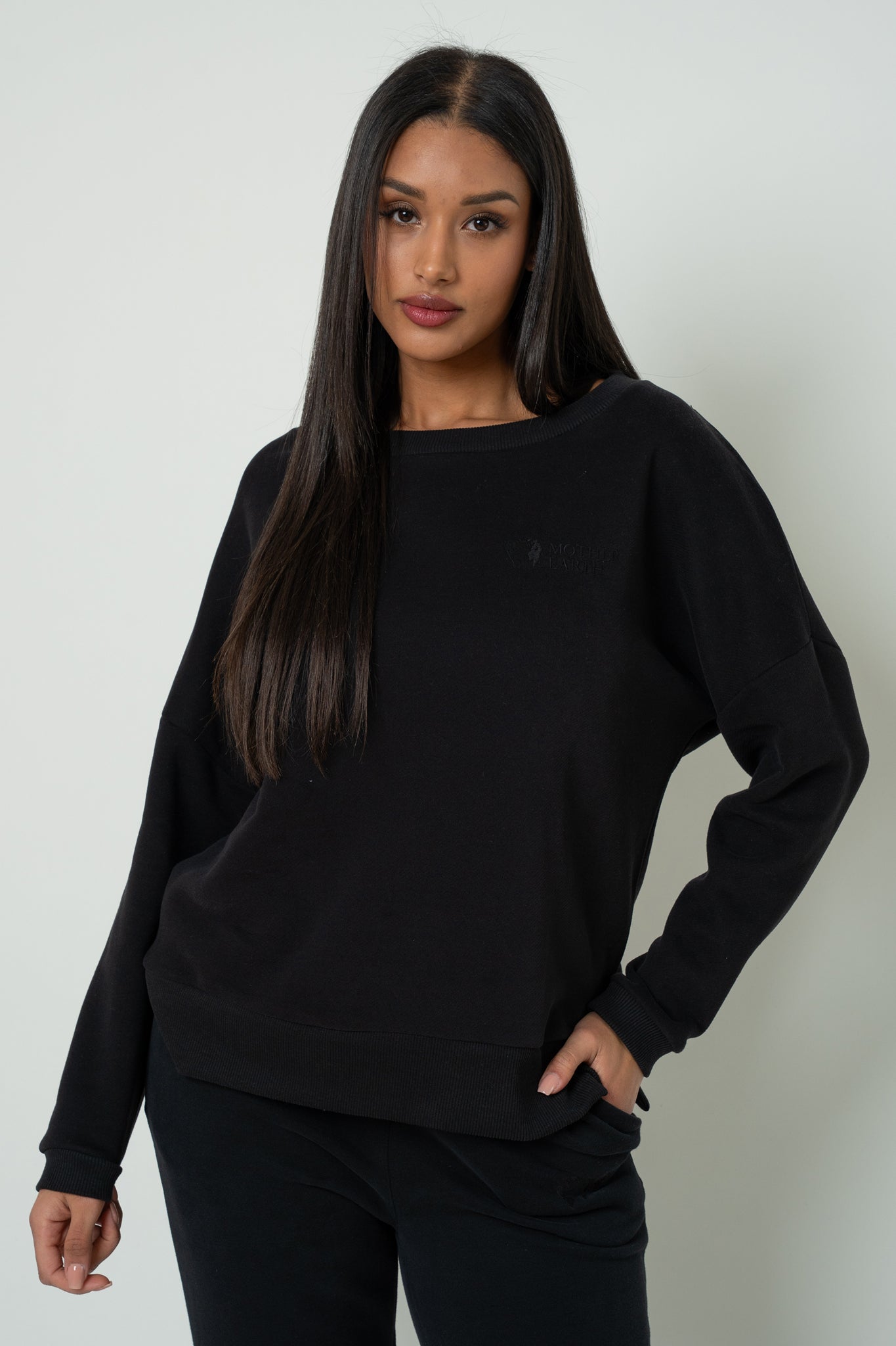 BLUZA OVERSIZE Z SZEROKIM DEKOLTEM CZARNA - MULL