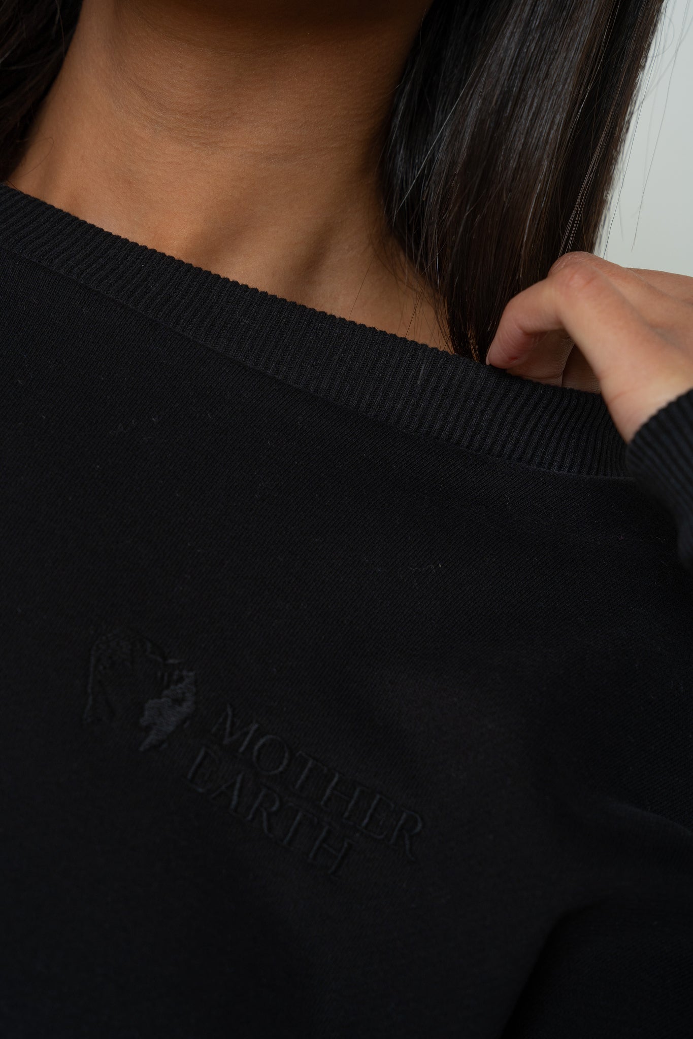 BLUZA OVERSIZE Z SZEROKIM DEKOLTEM CZARNA - MULL