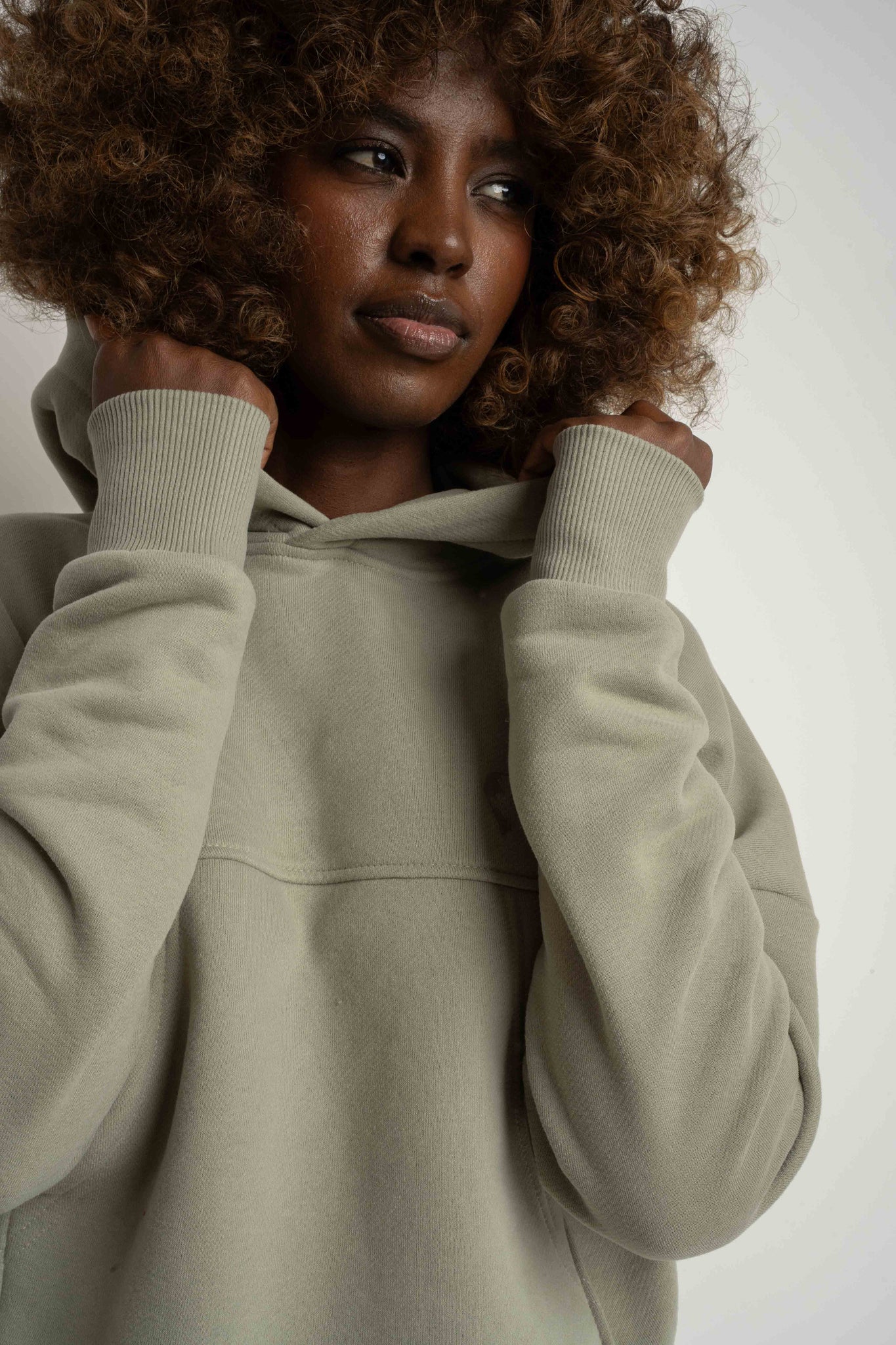 BLUZA Z KAPTUREM OLIWKOWA - MURIA