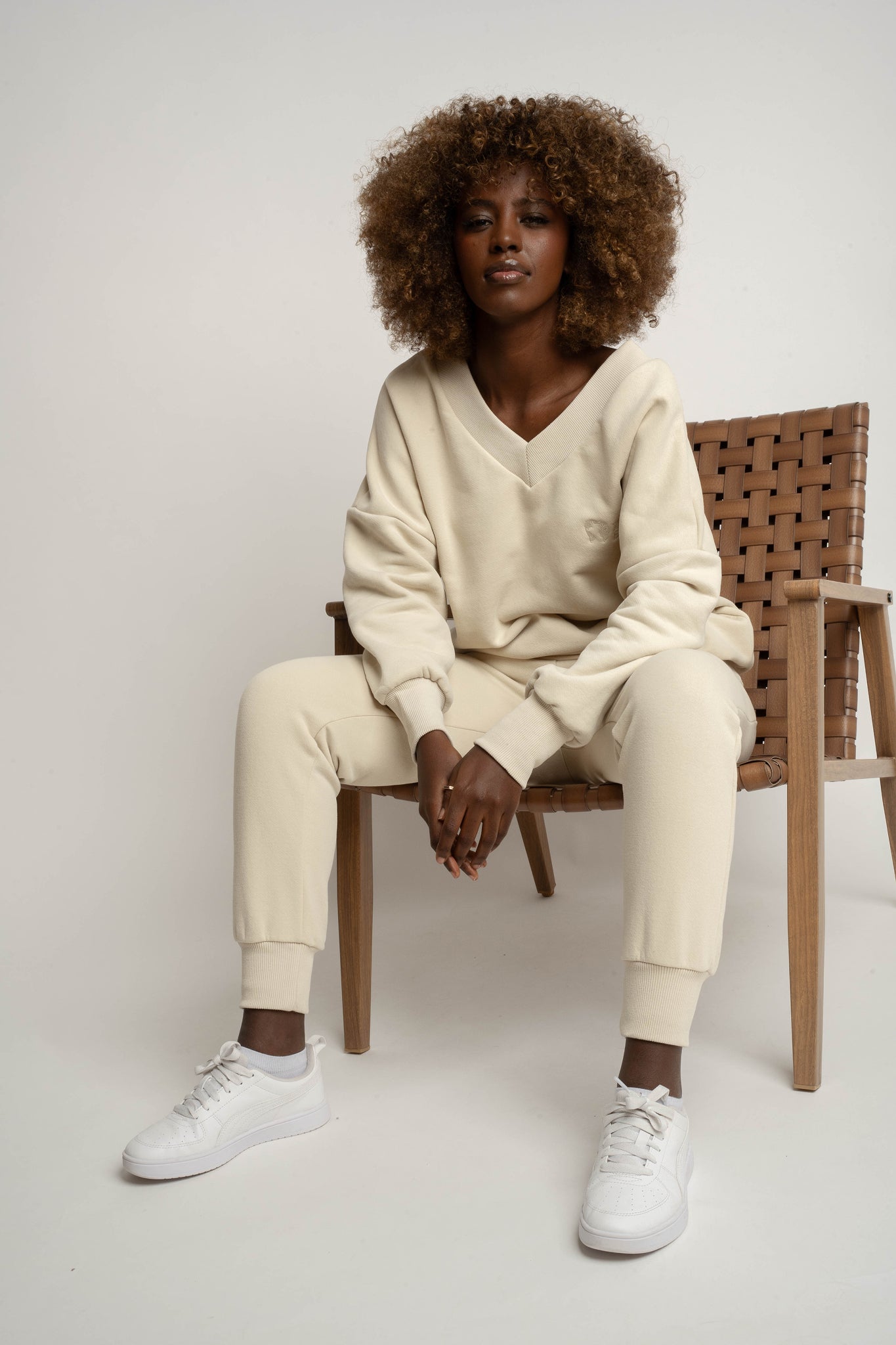 BLUZA Z DEKOLTEM OVERSIZE JASNOBEŻOWA - BISCOE