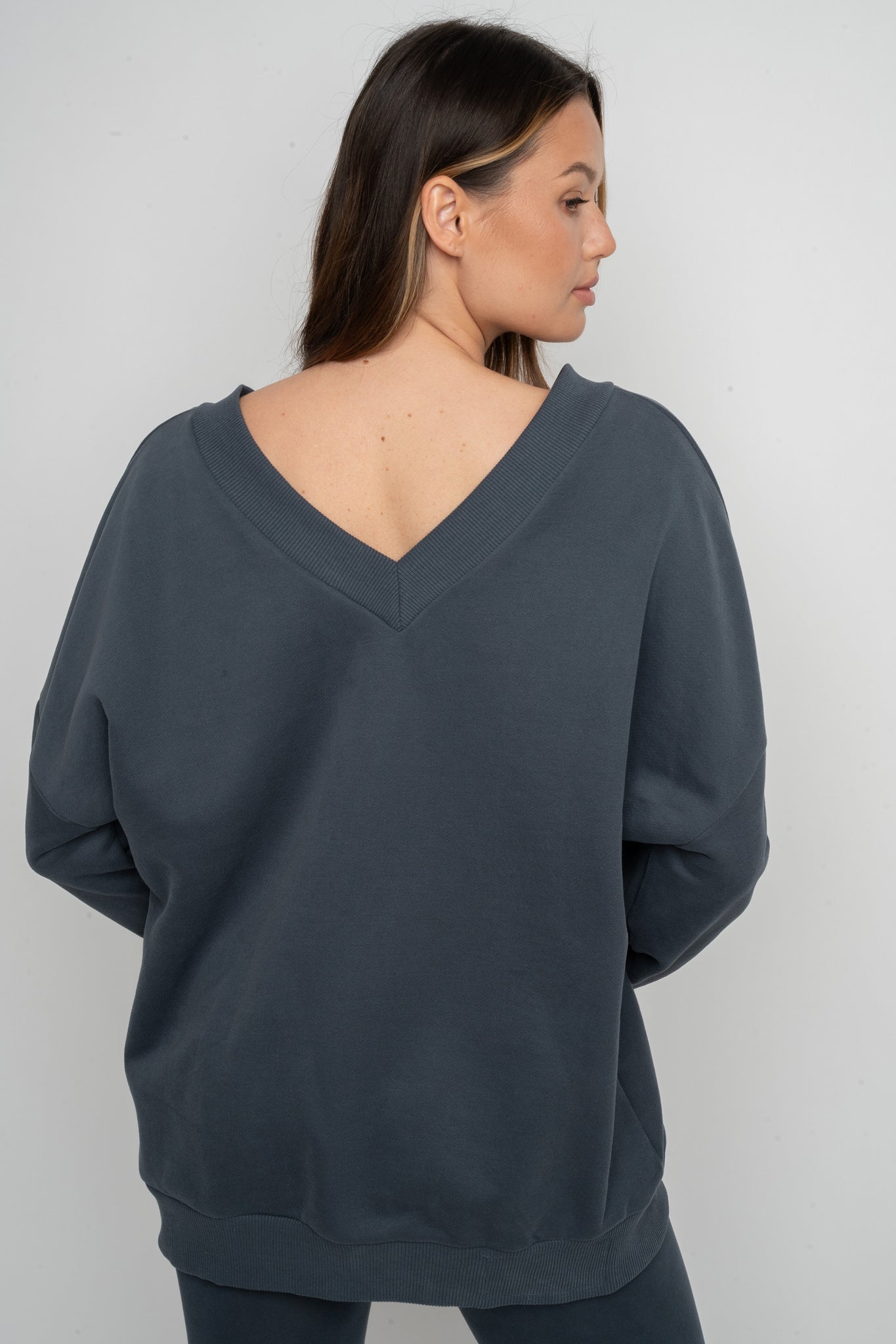 BLUZA Z DEKOLTEM OVERSIZE GRAFITOWA - BISCOE