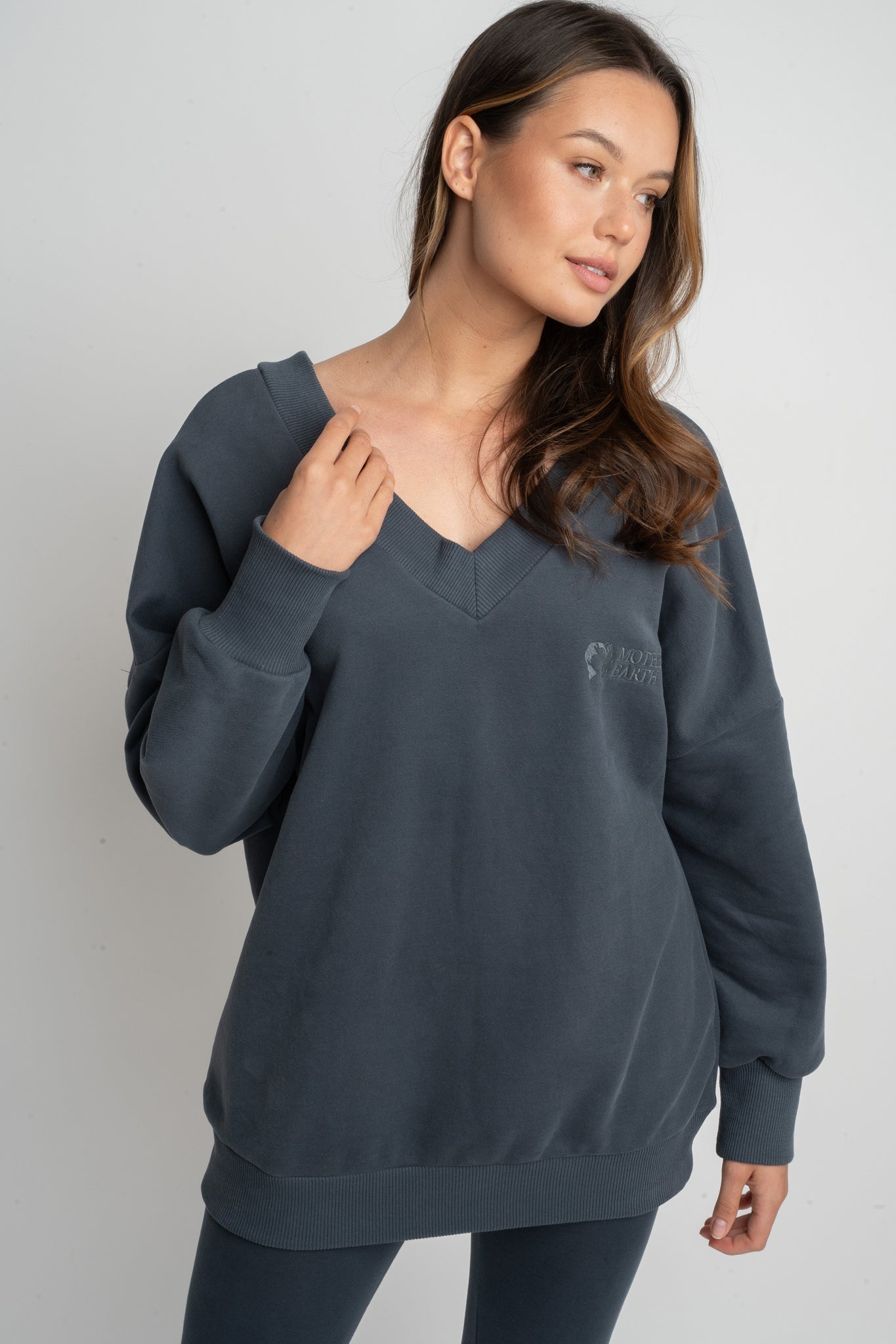 BLUZA Z DEKOLTEM OVERSIZE GRAFITOWA - BISCOE